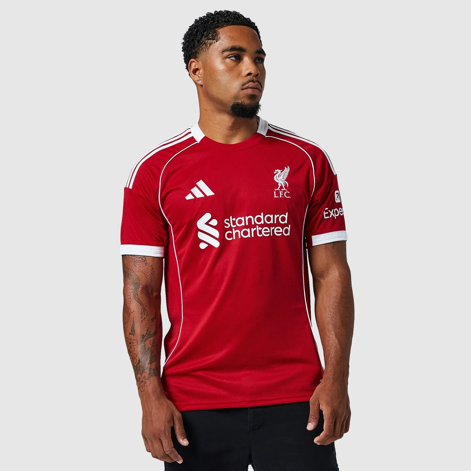 Camisa Adidas Liverpool 25/26 Home, Camisa Futebol, Adidas, Ficha do Produto TecnologiaAeroReady: Sistema que controla o excesso de umidade do corpo, garantindo a rápida secagem do suor durante os exercícios. Composição: 100% PoliésterMarca: AdidasIndicada para: Jogo/CasualGênero: MasculinoEscudo: BordadoOrigem: ImportadoManga: Curta-PIQUE DE JOGADOR