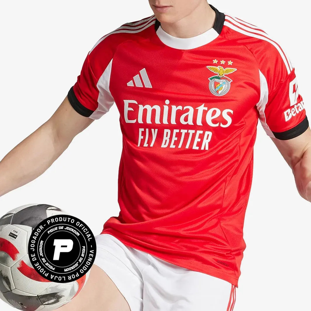 Camisa Adidas Benfica 25/26 Home, Camisa Futebol, Adidas, Ficha do Produto TecnologiaAeroReady: Sistema que controla o excesso de umidade do corpo, garantindo a rápida secagem do suor durante os exercícios. Composição: 100% PoliésterMarca: AdidasIndicada para: Jogo/CasualGênero: MasculinoEscudo: BordadoOrigem: ImportadoManga: Curta-PIQUE DE JOGADOR