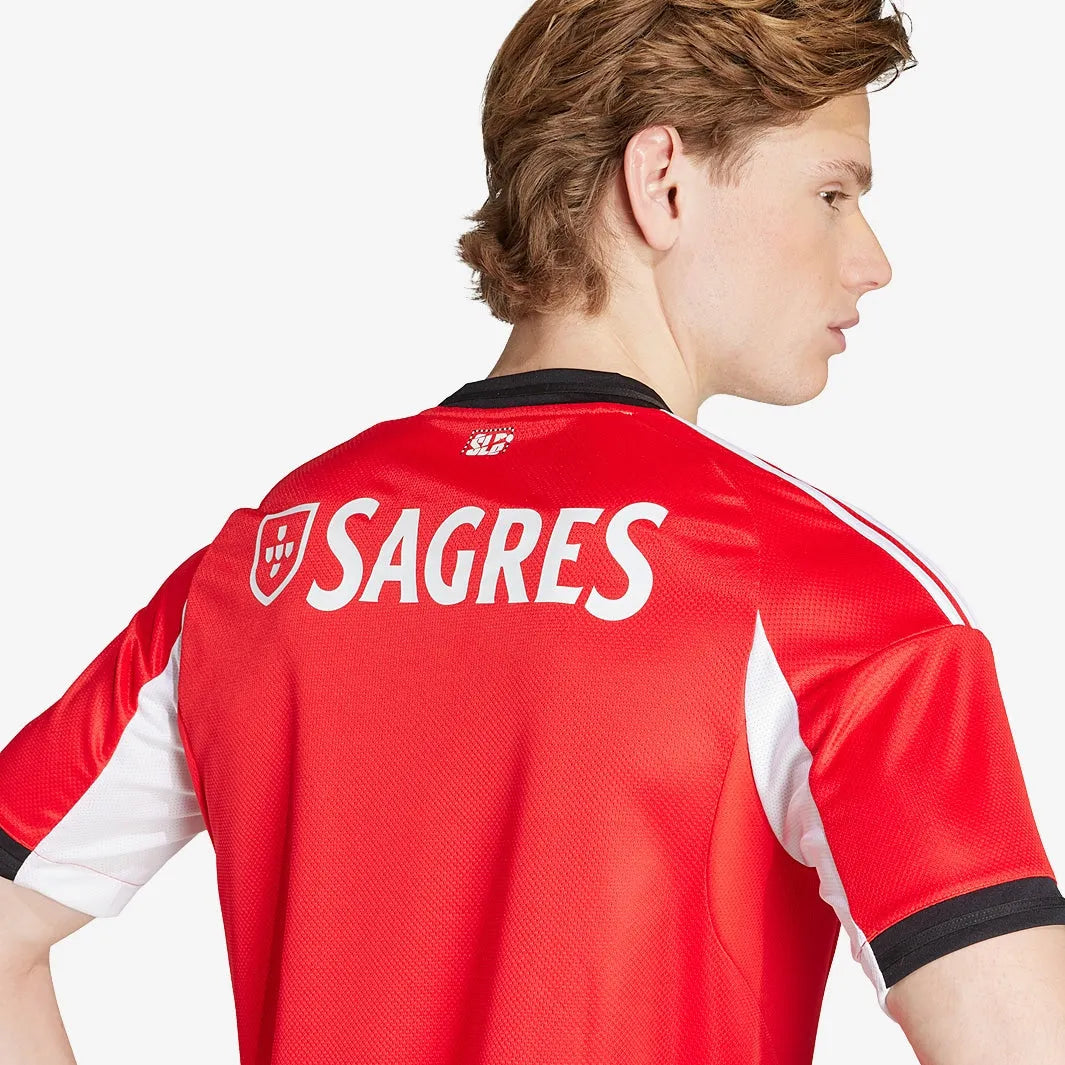 Camisa Adidas Benfica 25/26 Home, Camisa Futebol, Adidas, Ficha do Produto TecnologiaAeroReady: Sistema que controla o excesso de umidade do corpo, garantindo a rápida secagem do suor durante os exercícios. Composição: 100% PoliésterMarca: AdidasIndicada para: Jogo/CasualGênero: MasculinoEscudo: BordadoOrigem: ImportadoManga: Curta-PIQUE DE JOGADOR