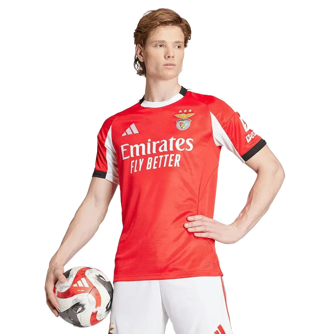 Camisa Adidas Benfica 25/26 Home, Camisa Futebol, Adidas, Ficha do Produto TecnologiaAeroReady: Sistema que controla o excesso de umidade do corpo, garantindo a rápida secagem do suor durante os exercícios. Composição: 100% PoliésterMarca: AdidasIndicada para: Jogo/CasualGênero: MasculinoEscudo: BordadoOrigem: ImportadoManga: Curta-PIQUE DE JOGADOR