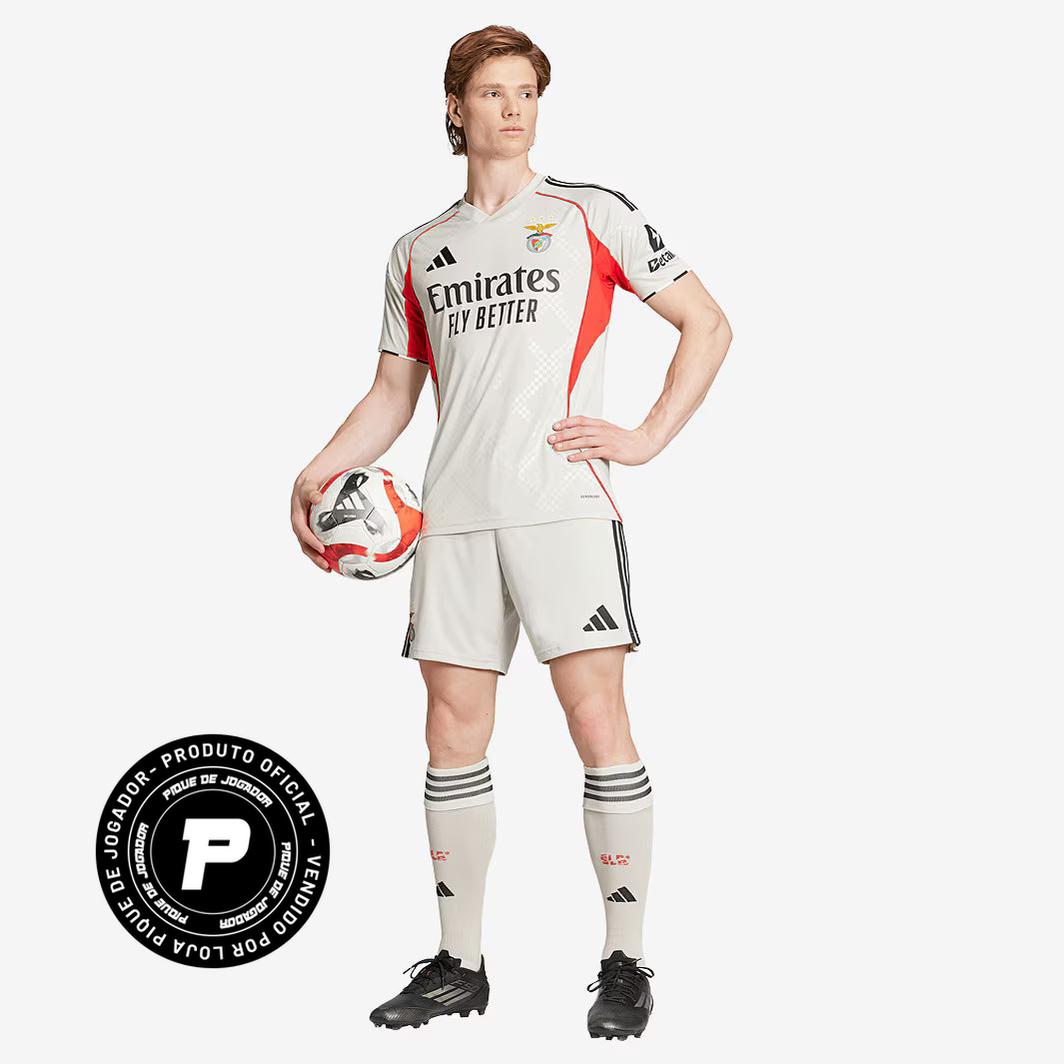 Camisa Adidas Benfica 25/26 Away, Camisa Futebol, Adidas, Ficha do Produto TecnologiaAeroReady: Sistema que controla o excesso de umidade do corpo, garantindo a rápida secagem do suor durante os exercícios. Composição: 100% PoliésterMarca: AdidasIndicada para: Jogo/CasualGênero: MasculinoEscudo: BordadoOrigem: ImportadoManga: Curta-PIQUE DE JOGADOR