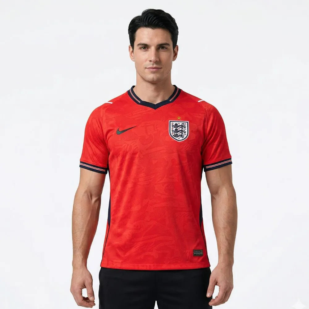 Camisa Nike Inglaterra 26/27 Away, , PIQUE DE JOGADOR, A Camisa Nike Inglaterra 2026 representa o uniforme da seleção inglesa para o ciclo da Copa do Mundo de 2026, trazendo um design moderno que respeita a tradição de uma das seleções mais históricas do futebol mundial. O modelo mantém a clássica base branca, característica marcante da Inglaterra, combinada com detalhes em azul e vermelho que fazem referência às cores da bandeira do país. O design apresenta elementos contemporâneos no colarinho e nas manga