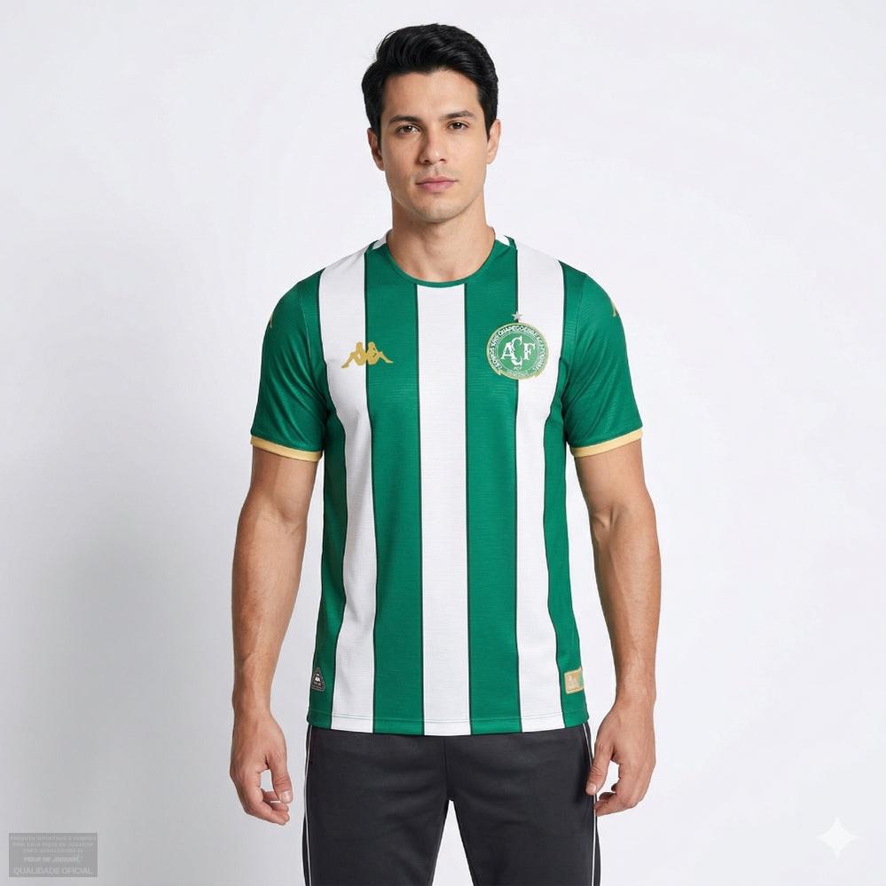 Camisa Kappa Chapecoense 26/27 Home, , PIQUE DE JOGADOR, "Para Sempre Lembrados" Homenageando uma equipe histórica que segue vive na memória e nos corações dos torcedores do Verdão do Oeste, o novo manto I da Chape para 2026, está carregado de simbolismo e tributo às vítimas do acidente aéreo de 2016. A camisa traz visual listrado em verde e branco, celebrando o Atlético Nacional, adversário do time na final da Copa Sulamericana daquele ano. Carregada de simbolismo, a nova camisa não só celebra a memória da