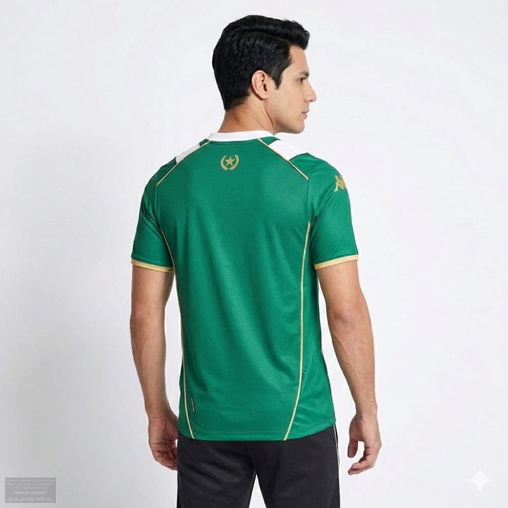 Camisa Kappa Chapecoense 26/27 Home, , PIQUE DE JOGADOR, "Para Sempre Lembrados" Homenageando uma equipe histórica que segue vive na memória e nos corações dos torcedores do Verdão do Oeste, o novo manto I da Chape para 2026, está carregado de simbolismo e tributo às vítimas do acidente aéreo de 2016. A camisa traz visual listrado em verde e branco, celebrando o Atlético Nacional, adversário do time na final da Copa Sulamericana daquele ano. Carregada de simbolismo, a nova camisa não só celebra a memória da