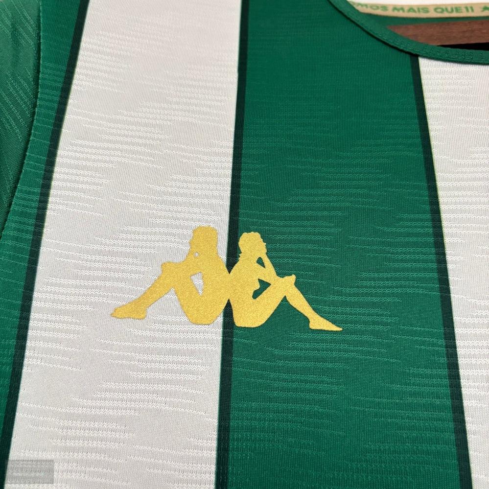 Camisa Kappa Chapecoense 26/27 Home, , PIQUE DE JOGADOR, "Para Sempre Lembrados" Homenageando uma equipe histórica que segue vive na memória e nos corações dos torcedores do Verdão do Oeste, o novo manto I da Chape para 2026, está carregado de simbolismo e tributo às vítimas do acidente aéreo de 2016. A camisa traz visual listrado em verde e branco, celebrando o Atlético Nacional, adversário do time na final da Copa Sulamericana daquele ano. Carregada de simbolismo, a nova camisa não só celebra a memória da