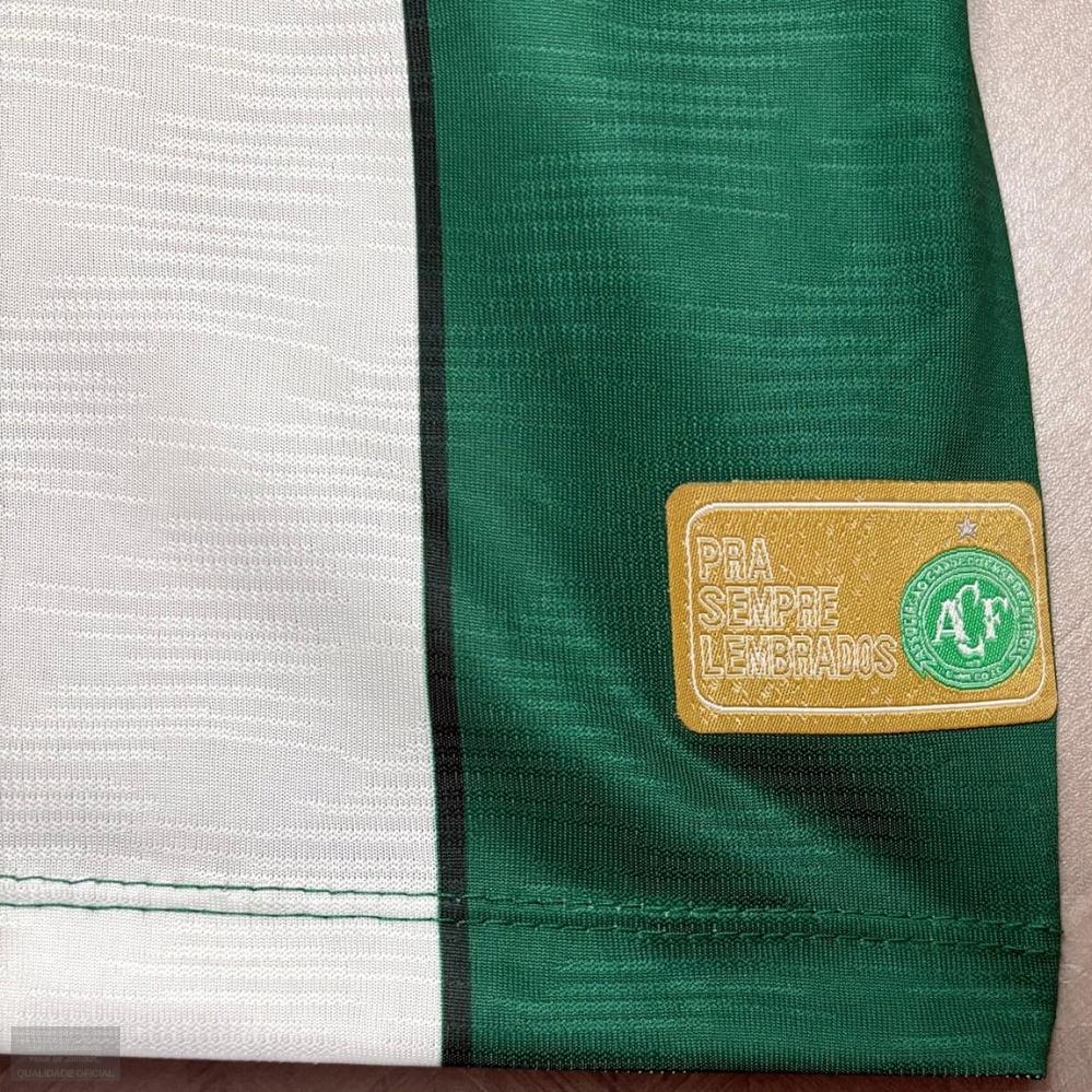 Camisa Kappa Chapecoense 26/27 Home, , PIQUE DE JOGADOR, "Para Sempre Lembrados" Homenageando uma equipe histórica que segue vive na memória e nos corações dos torcedores do Verdão do Oeste, o novo manto I da Chape para 2026, está carregado de simbolismo e tributo às vítimas do acidente aéreo de 2016. A camisa traz visual listrado em verde e branco, celebrando o Atlético Nacional, adversário do time na final da Copa Sulamericana daquele ano. Carregada de simbolismo, a nova camisa não só celebra a memória da