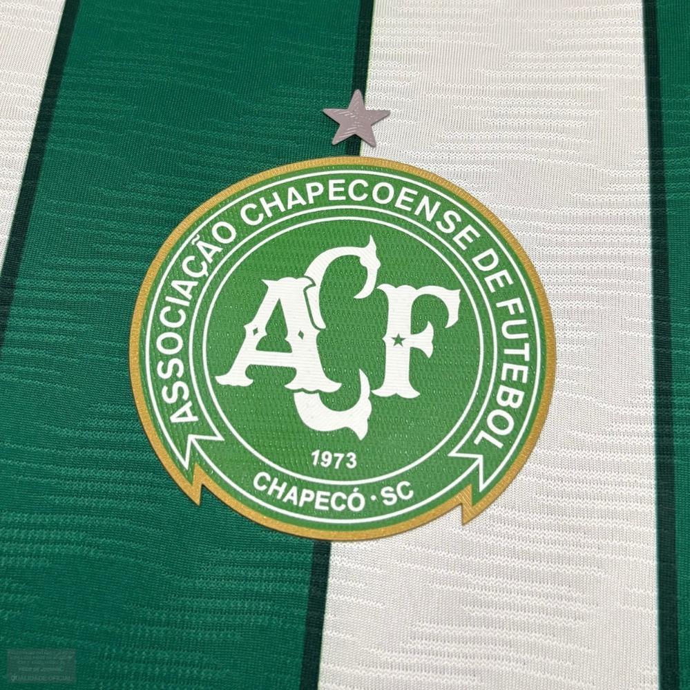 Camisa Kappa Chapecoense 26/27 Home, , PIQUE DE JOGADOR, "Para Sempre Lembrados" Homenageando uma equipe histórica que segue vive na memória e nos corações dos torcedores do Verdão do Oeste, o novo manto I da Chape para 2026, está carregado de simbolismo e tributo às vítimas do acidente aéreo de 2016. A camisa traz visual listrado em verde e branco, celebrando o Atlético Nacional, adversário do time na final da Copa Sulamericana daquele ano. Carregada de simbolismo, a nova camisa não só celebra a memória da