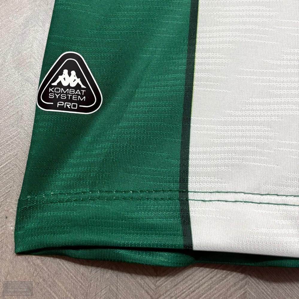 Camisa Kappa Chapecoense 26/27 Home, , PIQUE DE JOGADOR, "Para Sempre Lembrados" Homenageando uma equipe histórica que segue vive na memória e nos corações dos torcedores do Verdão do Oeste, o novo manto I da Chape para 2026, está carregado de simbolismo e tributo às vítimas do acidente aéreo de 2016. A camisa traz visual listrado em verde e branco, celebrando o Atlético Nacional, adversário do time na final da Copa Sulamericana daquele ano. Carregada de simbolismo, a nova camisa não só celebra a memória da