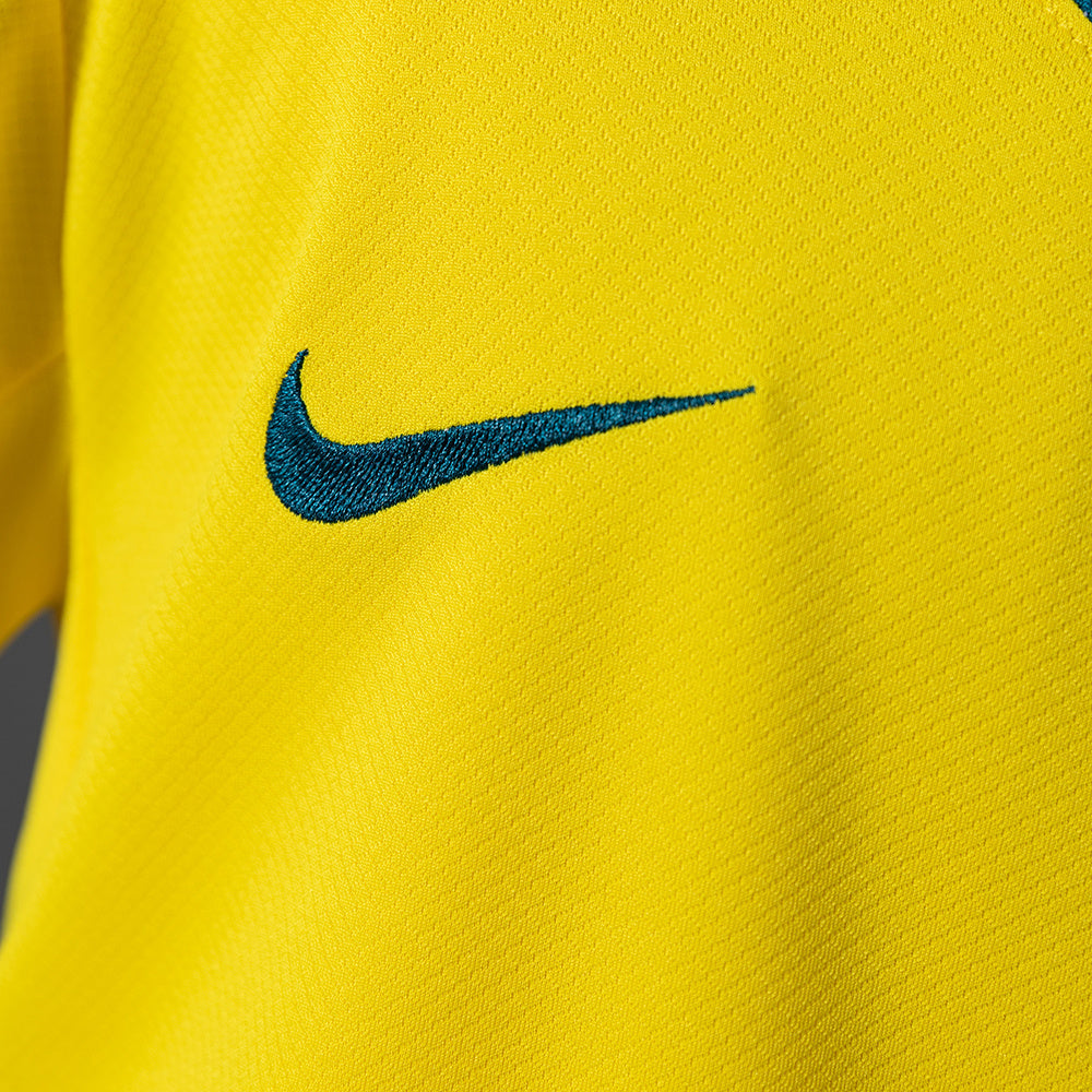 Kit Infantil Feminina Brasil 2026/27 Copa do Mundo I Torcedor, Kit Infantil Brasil Titular 26/27 - Copa do Mundo, PIQUE DE JOGADOR, O Kit Infantil Feminina Brasil 2026/27 Copa do Mundo I Torcedor foi desenvolvido para as pequenas torcedoras que querem vestir as cores da Seleção Brasileira com orgulho e estilo. Inspirado no uniforme principal utilizado pela equipe na temporada 2026/27 e na Copa do Mundo, o conjunto traz o design clássico que representa a tradição do futebol brasileiro. O kit é composto por c