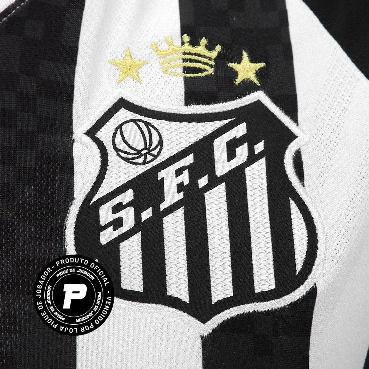 Combo Santos 5 Unidades + Brinde, Camisa Futebol, Adidas, Ficha do Kit Tecnologia Seu tecido respirável afasta a umidade do corpo, garantindo o bem-estar das arquibancadas ao dia a dia. Mantendo a tradição alvinegra, a camisa do Santos traz as listras em branco e preto, escudo bordado e detalhes dourados que exibem sua conexão com o Alvinegro da Vila. Não perca a chance de fazer parte de uma nova era. Peça sua camisa Santos feminina e vista o manto com amor e emoção! Composição: 100% Poliéster Marca: Umbro 
