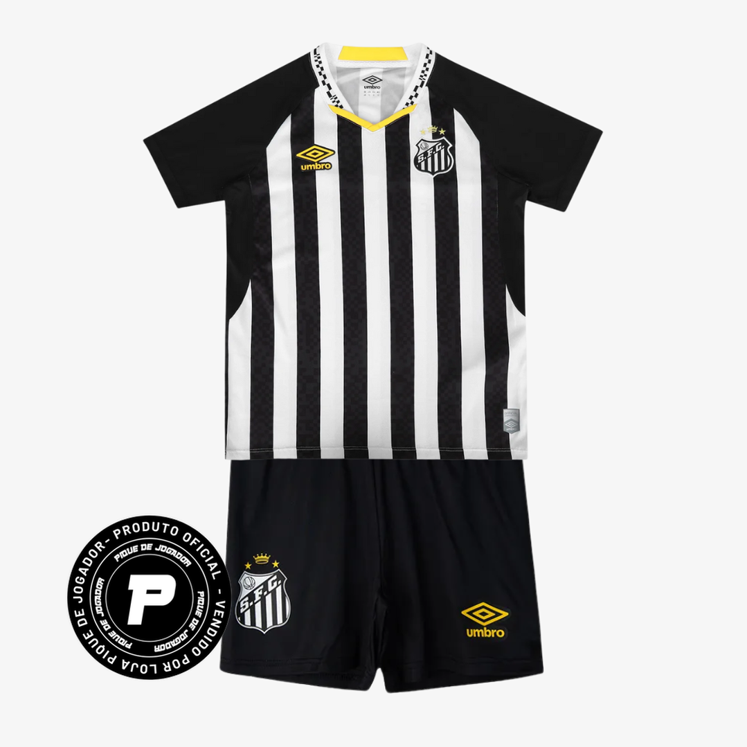 Conjunto Infantil Umbro Santos 2025/26 II, Camisas de Futebol, PIQUE DE JOGADOR, O Conjunto Infantil Umbro Santos 2025/26 II é a escolha perfeita para os pequenos santistas vestirem o manto com orgulho. Inspirado no uniforme reserva do Peixe, combina o tradicional preto com detalhes modernos e traz camisa e short em um conjunto leve, confortável e cheio de identidade. Características e Benefícios Tecido leve e respirável, ideal para atividades físicas e momentos de lazer Modelagem confortável que garante li