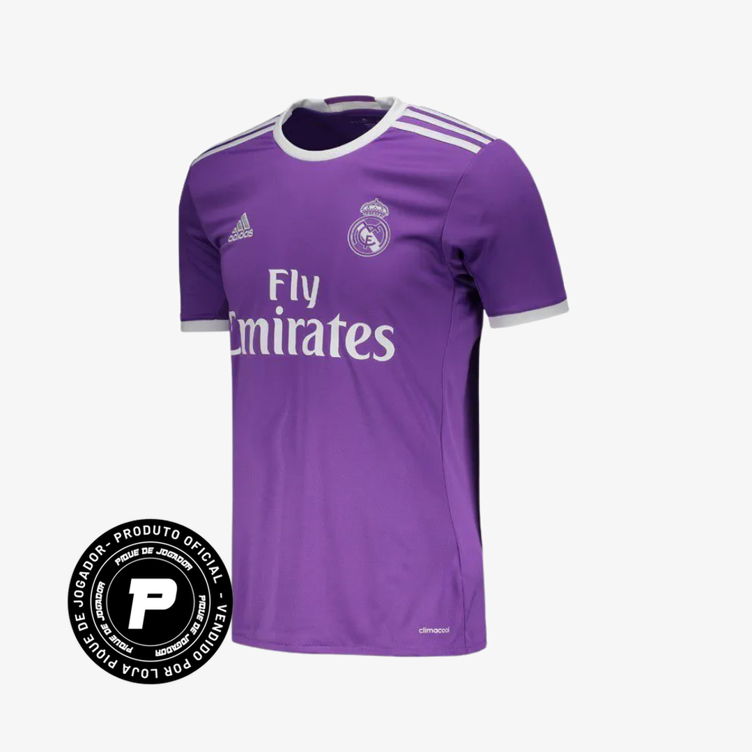 Conjunto Infantil Adidas Real Madrid 2017/18, Camisas de Futebol, PIQUE DE JOGADOR, Para os pequenos craques que carregam a paixão pelo maior campeão da Europa, o Conjunto Infantil do Real Madrid 2017/18 traz um visual clássico, marcante e cheio de história. Inspirado na temporada em que os Merengues brilharam no cenário mundial, o conjunto traz a tradicional camisa roxa com detalhes brancos, escudo bordado no peito e o patrocínio icônico da época. O short acompanha a camisa no mesmo tom de roxo, oferecendo