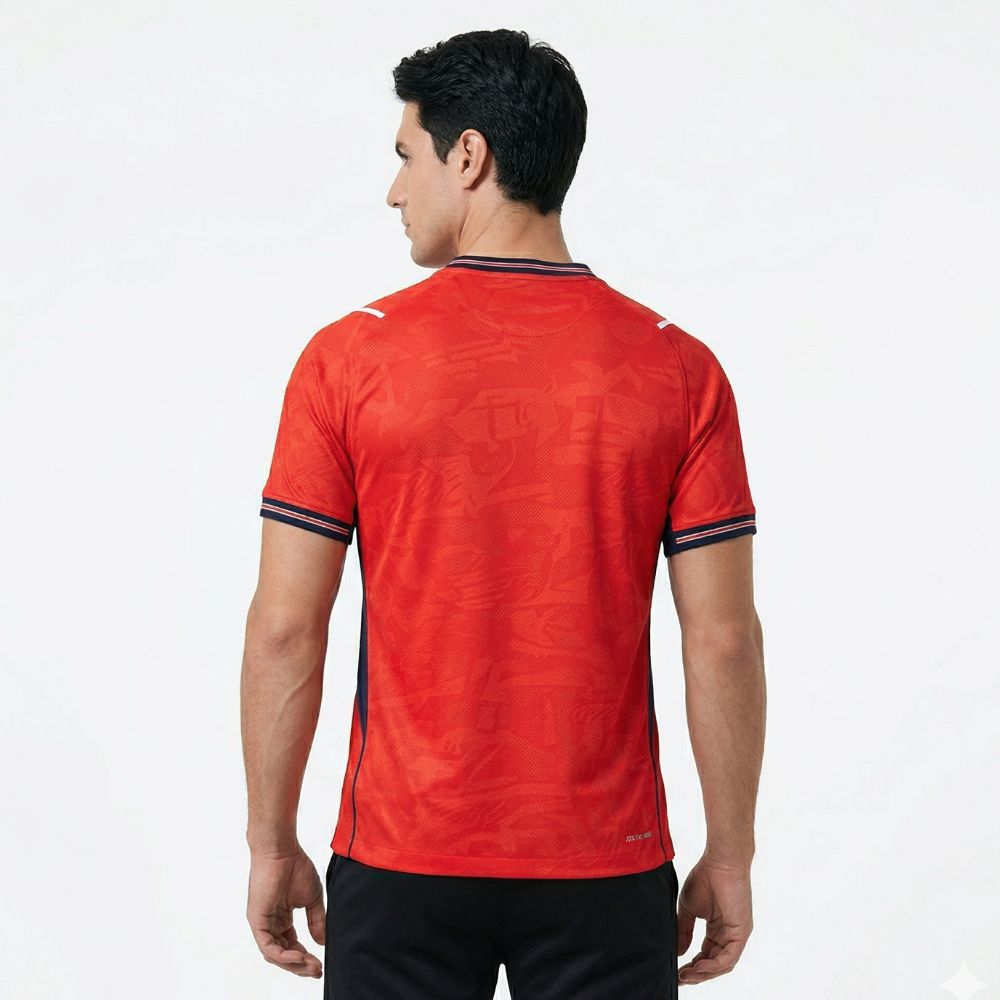 Camisa Nike Inglaterra 26/27 Away, , PIQUE DE JOGADOR, A Camisa Nike Inglaterra 2026 representa o uniforme da seleção inglesa para o ciclo da Copa do Mundo de 2026, trazendo um design moderno que respeita a tradição de uma das seleções mais históricas do futebol mundial. O modelo mantém a clássica base branca, característica marcante da Inglaterra, combinada com detalhes em azul e vermelho que fazem referência às cores da bandeira do país. O design apresenta elementos contemporâneos no colarinho e nas manga