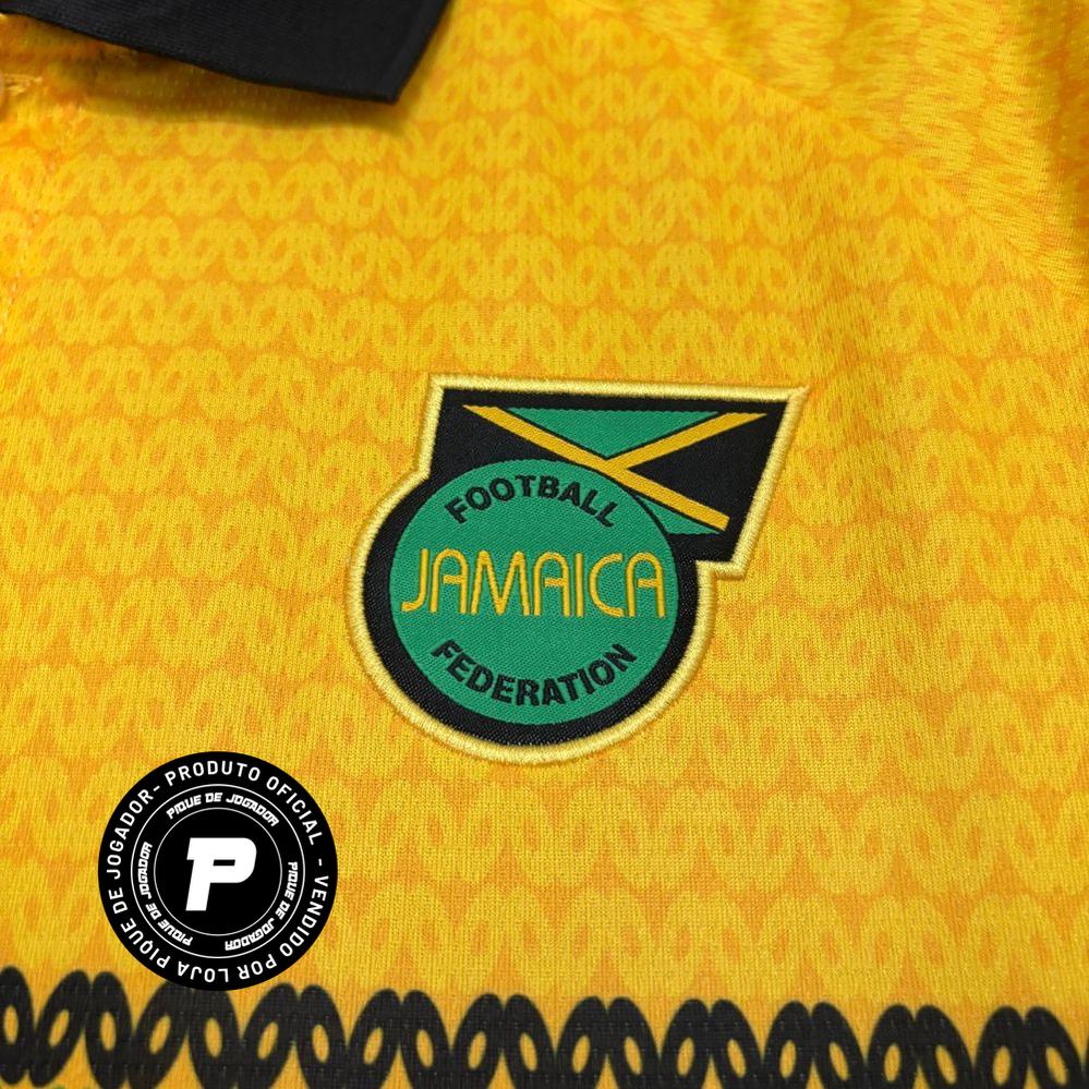 Camisa Adidas Jamaica 26/27 Home, , PIQUE DE JOGADOR, A Camisa Adidas Jamaica 26/27 Home representa o uniforme principal da seleção jamaicana para o ciclo da Copa do Mundo de 2026, trazendo um dos designs mais criativos e culturais do futebol atual. Inspirada diretamente na cultura reggae e no legado de Bob Marley, a camisa apresenta uma base em amarelo vibrante com padrões horizontais em verde, vermelho e dourado. Esses elementos fazem referência às cores tradicionais da Jamaica e ao estilo icônico do arti