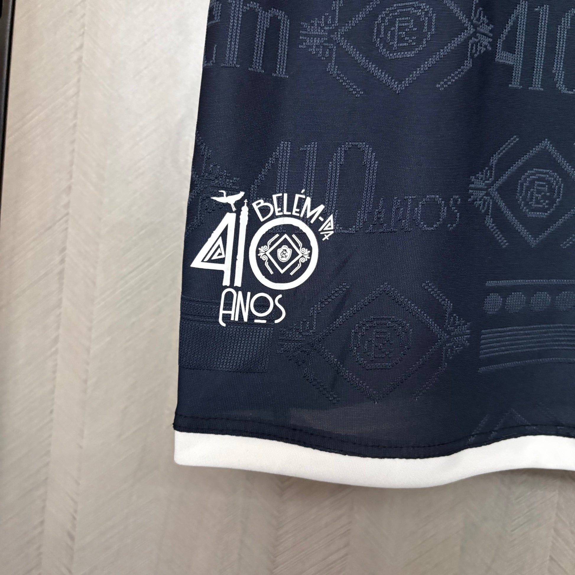 Camisa Volt Clube do Remo 2026 Home C/ Patrocínios, , PIQUE DE JOGADOR, Camisa Oficial – Lançamento 2026 Apresentamos a Camisa Oficial Lançamento 2026, desenvolvida para quem carrega tradição, orgulho e modernidade em cada detalhe. Com design sofisticado e acabamento premium, o modelo traz uma identidade visual elegante em tom azul marinho, valorizada por grafismos sutis que homenageiam a história e a grandeza do clube. Produzida com tecido tecnológico de alta performance, a camisa oferece leveza, respirabi