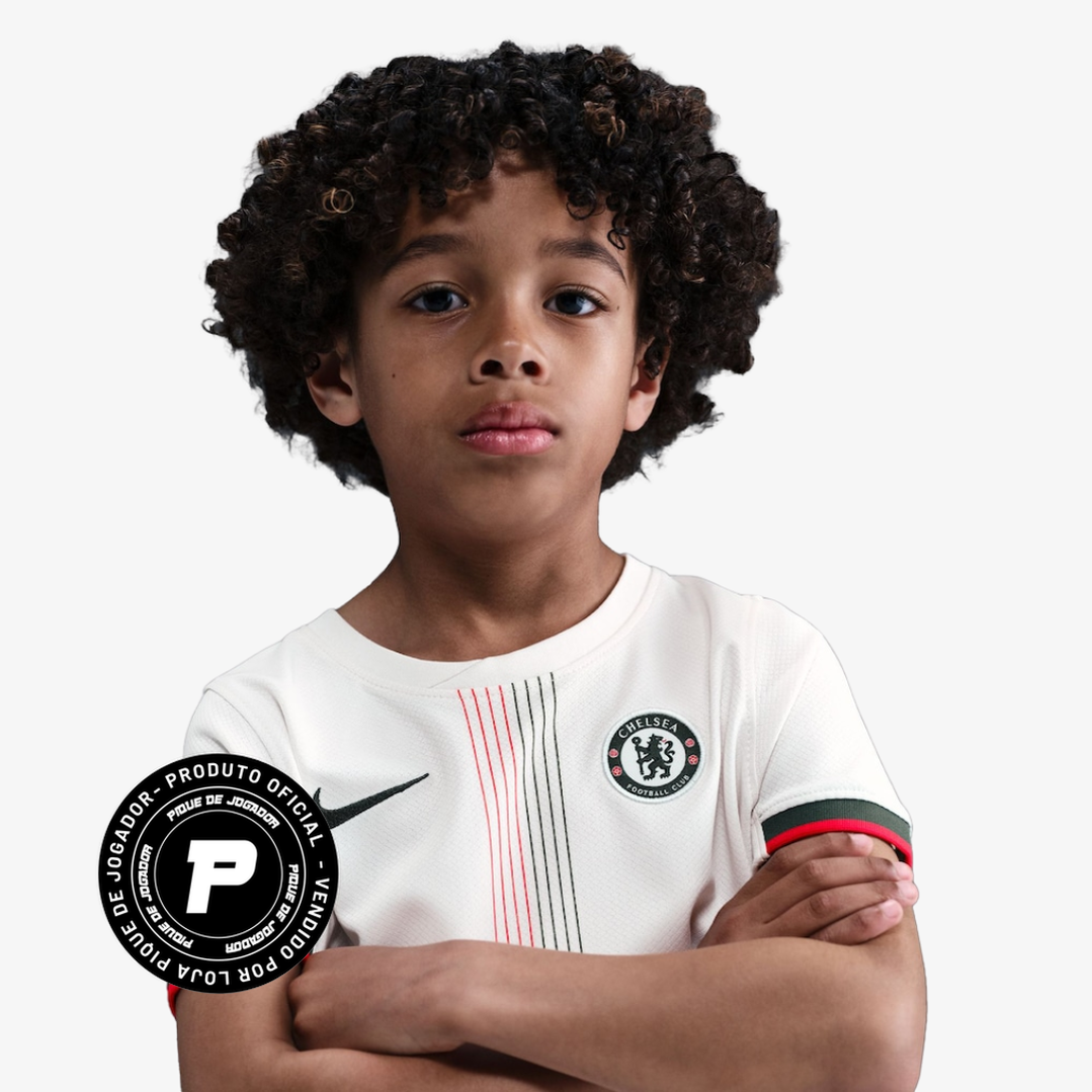 Conjunto Infantil Nike Chelsea II 2025/26, Camisas de Futebol, PIQUE DE JOGADOR, Criado para os pequenos torcedores que carregam o orgulho azul desde cedo, o novo conjunto reserva do Chelsea 2025/26 chega com um visual moderno e cheio de identidade. A camisa branca traz linhas centrais em laranja e preto que contrastam com o escudo monocromático e o Swoosh da Nike em destaque. O short acompanha o design com detalhes nas laterais que reforçam o estilo marcante da temporada. Produzido com tecido leve e tecnol