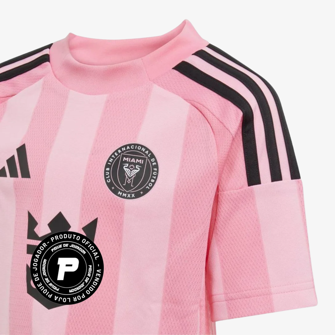 Conjunto Infantil adidas Inter Miami 2025/26, Camisas de Futebol, PIQUE DE JOGADOR, Inspirado na paixão rosa que tomou conta dos estádios nos últimos anos, o novo conjunto do Inter Miami 2025/26 chega em versão infantil com visual marcante e conforto total para os pequenos torcedores. Com camisa e short oficiais, o kit apresenta listras verticais texturizadas, escudo monocromático e o logo central do patrocinador em destaque. Produzido com tecido leve e tecnologia AEROREADY, garante respirabilidade e liberd