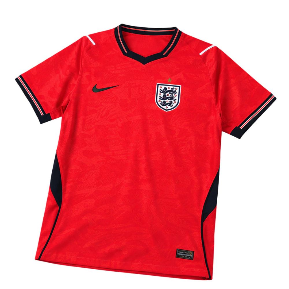 Camisa Nike Inglaterra 26/27 Away, , PIQUE DE JOGADOR, A Camisa Nike Inglaterra 2026 representa o uniforme da seleção inglesa para o ciclo da Copa do Mundo de 2026, trazendo um design moderno que respeita a tradição de uma das seleções mais históricas do futebol mundial. O modelo mantém a clássica base branca, característica marcante da Inglaterra, combinada com detalhes em azul e vermelho que fazem referência às cores da bandeira do país. O design apresenta elementos contemporâneos no colarinho e nas manga