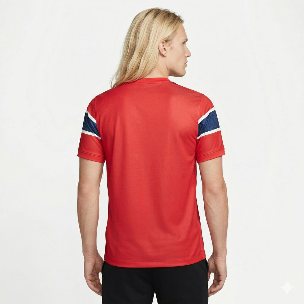 Camisa Nike Noruega 26/27 Home, , PIQUE DE JOGADOR, A Camisa Noruega 2026 Home representa o uniforme principal da seleção da Noruega para o ciclo da Copa do Mundo de 2026, trazendo um design moderno com forte inspiração na identidade nacional do país. O modelo apresenta a tradicional base em vermelho, cor histórica da seleção norueguesa, combinada com uma releitura marcante da bandeira do país. Um grande cruzamento em azul marinho com contornos brancos percorre o peito e o corpo da camisa, criando um visual