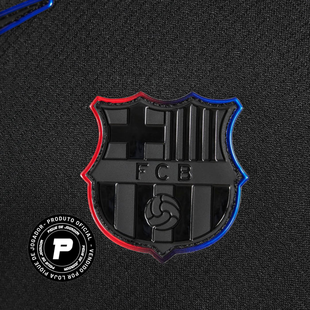 Conjunto Infantil Nike Barcelona 2024/25 II, Camisas de Futebol, PIQUE DE JOGADOR, O novo conjunto principal do Barcelona 2024/25 em versão infantil traz um visual moderno e ousado, feito para os pequenos torcedores que já vivem a grandeza do Barça desde cedo. Com camisa e short, o kit destaca uma combinação de cores inovadora e o escudo do clube aplicado com orgulho no peito. É futebol, identidade e atitude em cada detalhe. Produzido com tecido leve e tecnologia Dri-FIT, oferece respirabilidade, conforto e