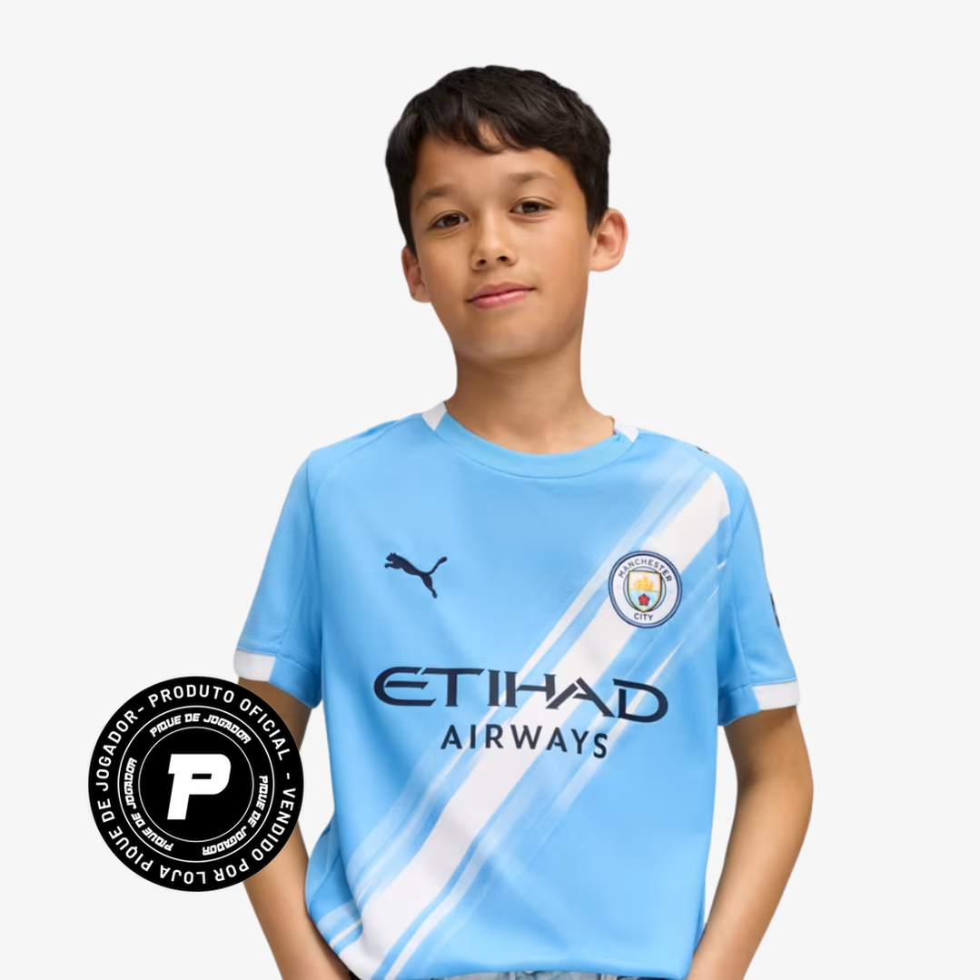 Conjunto Infantil Puma Manchester City 2025/26 I, Camisas de Futebol, PIQUE DE JOGADOR, A nova geração de torcedores do City já pode vestir o manto azul com orgulho. O conjunto titular do Manchester City 2025/26 em versão infantil chega com design moderno e identidade forte feito para pequenos apaixonados pelo clube que domina a Europa. Com camisa e short, o kit mantém o clássico azul celeste em uma releitura atual da história do City, com detalhes marcantes da temporada e o conforto que acompanha os craque