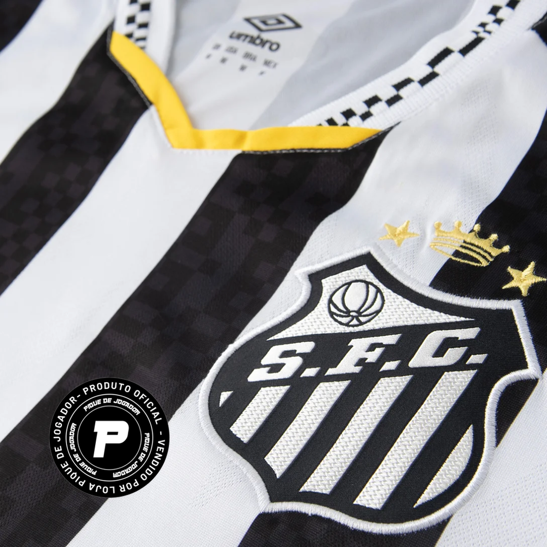 Camisa Masculina Umbro Santos Torcedor 2025/26 II, Camisas de Futebol, Umbro, Essa camisa não é só nova.Ela é o reflexo da ousadia que sempre fez parte do DNA santista.A versão torcedor 2025/26 II chega com um design ousado e moderno, respeitando a história mas olhando pro futuro como o próprio Santos sempre fez. Com base escura e detalhes contrastantes, essa camisa representa o lado mais imponente do Peixe, ideal pra quem leva o Santos no peito em qualquer batalha.O escudo aplicado e o logo da Umbro finali