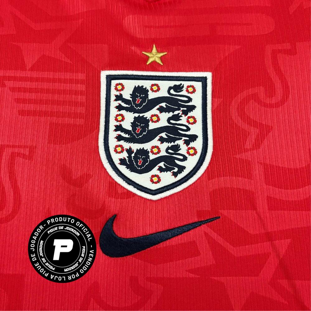 Camisa Nike Inglaterra 26/27 Away, , PIQUE DE JOGADOR, A Camisa Nike Inglaterra 2026 representa o uniforme da seleção inglesa para o ciclo da Copa do Mundo de 2026, trazendo um design moderno que respeita a tradição de uma das seleções mais históricas do futebol mundial. O modelo mantém a clássica base branca, característica marcante da Inglaterra, combinada com detalhes em azul e vermelho que fazem referência às cores da bandeira do país. O design apresenta elementos contemporâneos no colarinho e nas manga