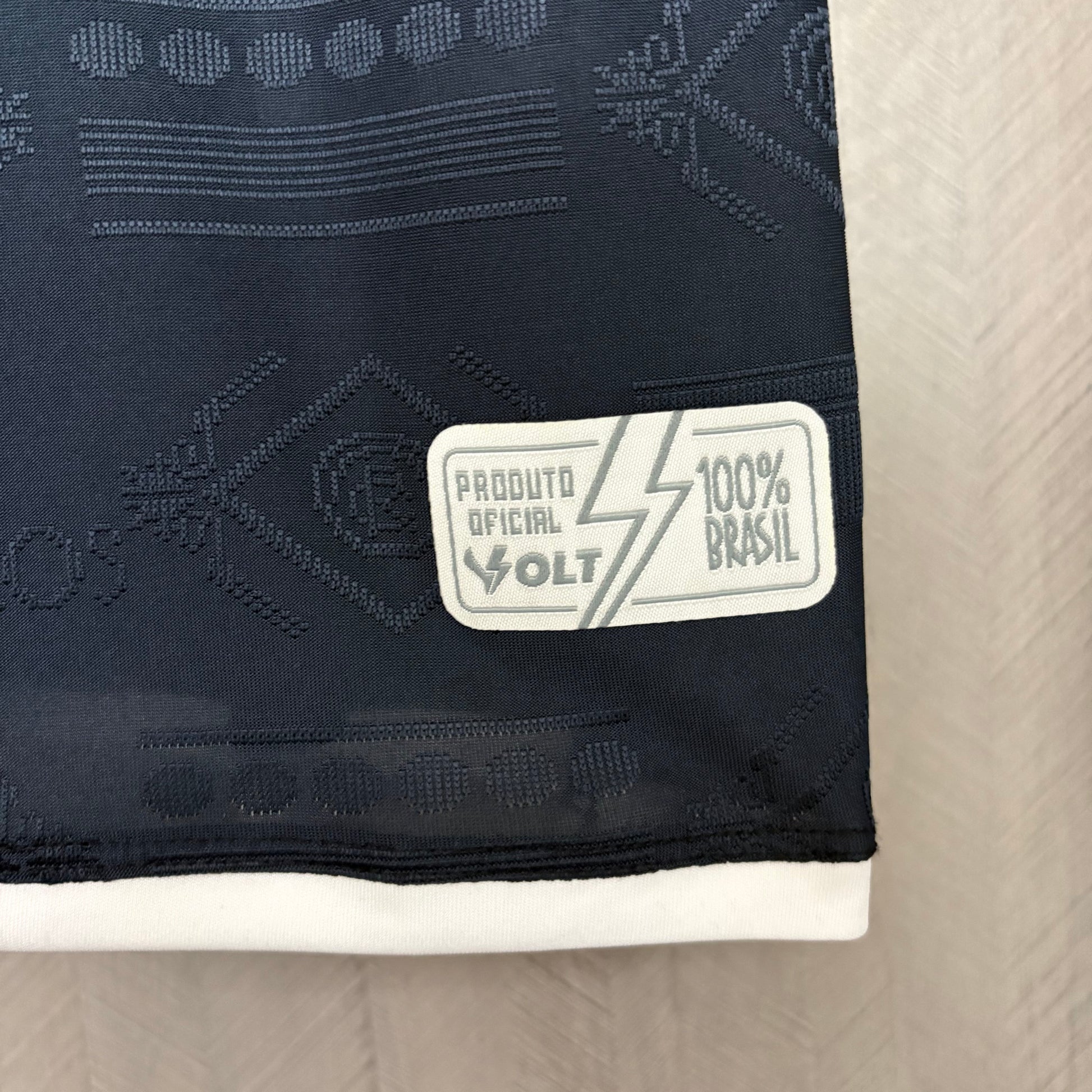 Camisa Volt Clube do Remo 2026 Home C/ Patrocínios, , PIQUE DE JOGADOR, Camisa Oficial – Lançamento 2026 Apresentamos a Camisa Oficial Lançamento 2026, desenvolvida para quem carrega tradição, orgulho e modernidade em cada detalhe. Com design sofisticado e acabamento premium, o modelo traz uma identidade visual elegante em tom azul marinho, valorizada por grafismos sutis que homenageiam a história e a grandeza do clube. Produzida com tecido tecnológico de alta performance, a camisa oferece leveza, respirabi