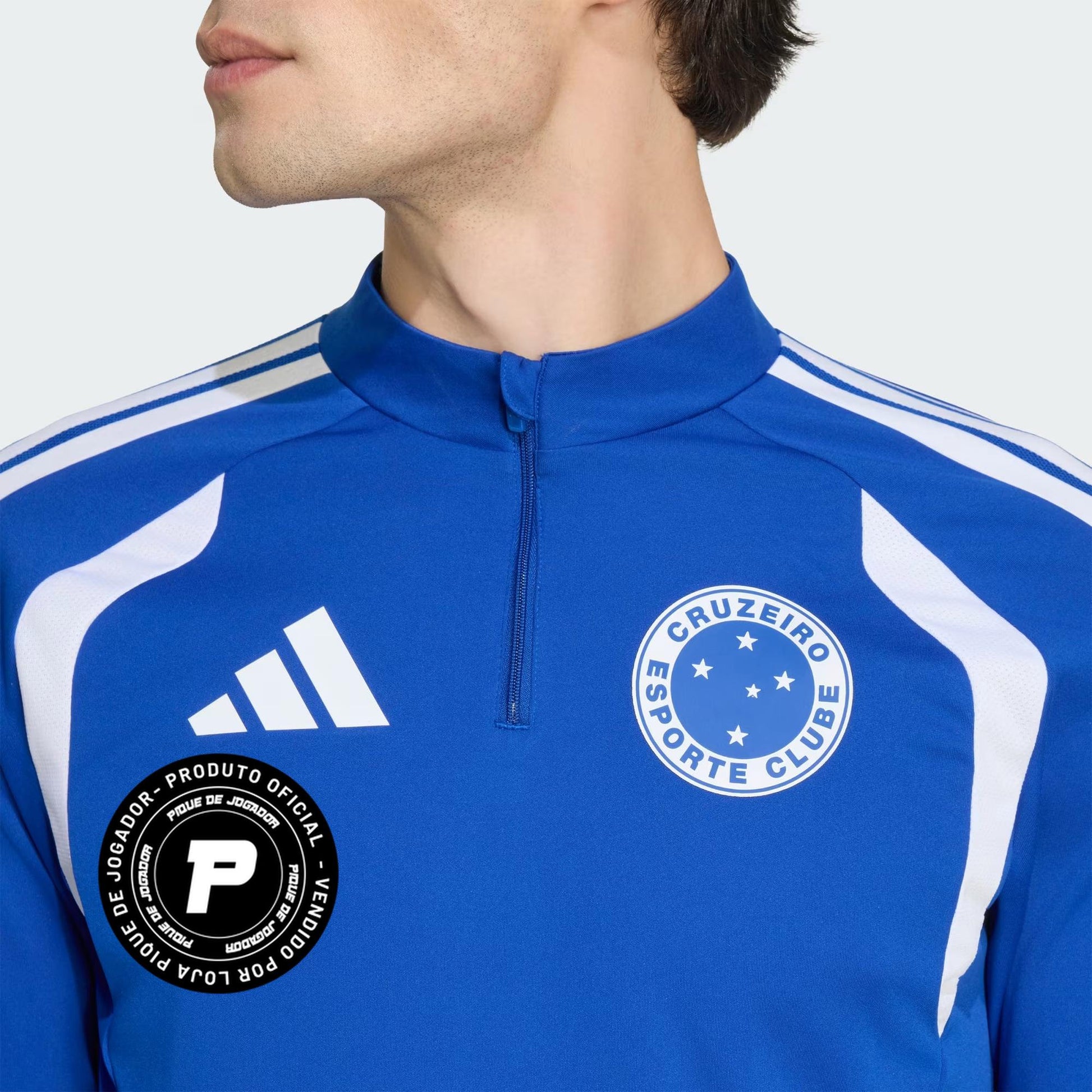 Blusa de Treino Adidas Cruzeiro 26/27, Camisa Futebol, Adidas, JAQUETA DE MODELAGEM JUSTA COM TECIDO FORMOTION Entre em campo de futebol com confiança com a Camiseta Treino Competition Cruzeiro 26. Projetada para entusiastas do futebol que valorizam o desempenho e o estilo, esta Camiseta Treino Competition Cruzeiro 26 faz parte da linha TIRO26 Competition, que reflete a herança do futebol da adidas com um toque moderno. Fabricada com materiais de alta qualidade, o conforto está no centro da peça, quer você 