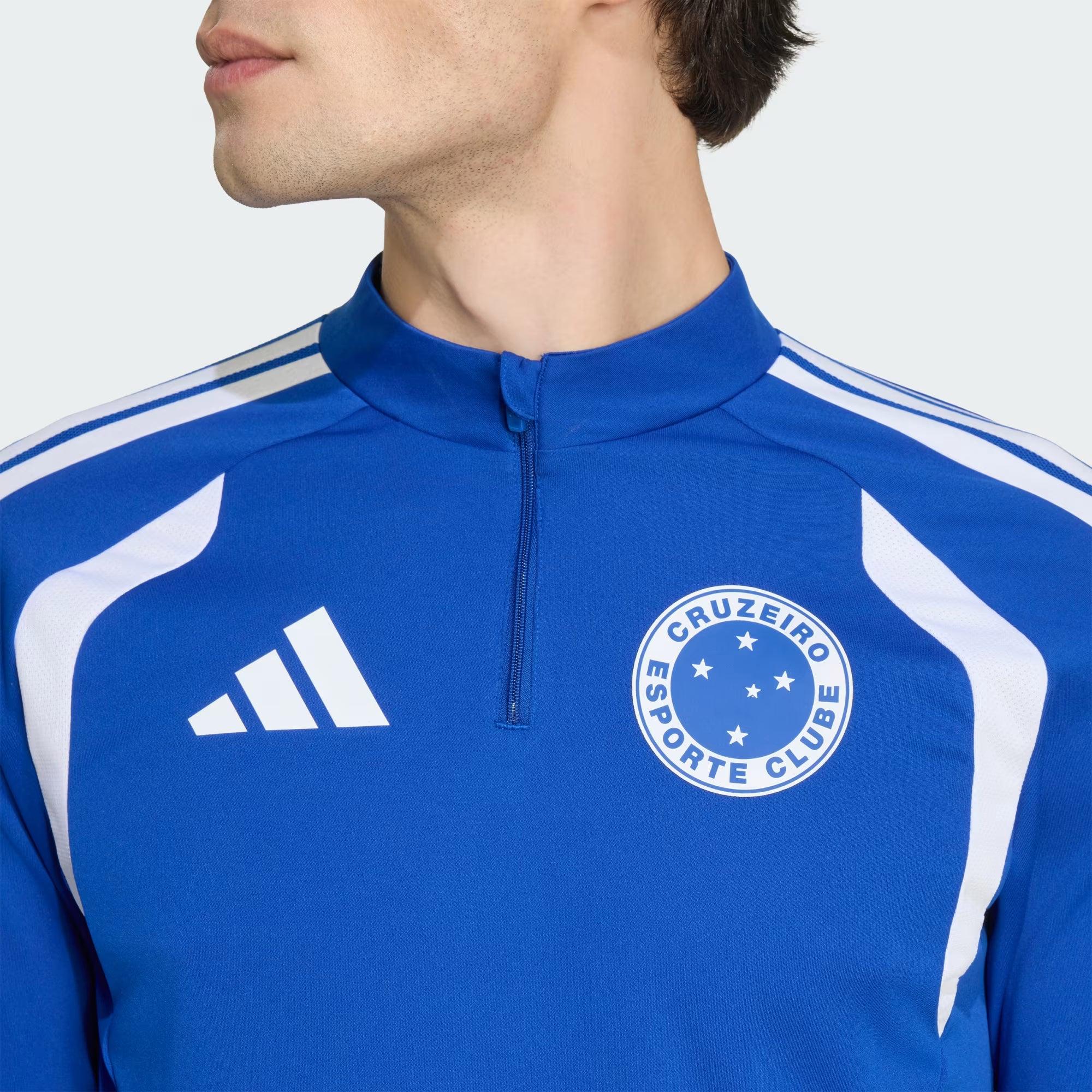 Blusa de Treino Adidas Cruzeiro 26/27, Camisa Futebol, Adidas, JAQUETA DE MODELAGEM JUSTA COM TECIDO FORMOTION Entre em campo de futebol com confiança com a Camiseta Treino Competition Cruzeiro 26. Projetada para entusiastas do futebol que valorizam o desempenho e o estilo, esta Camiseta Treino Competition Cruzeiro 26 faz parte da linha TIRO26 Competition, que reflete a herança do futebol da adidas com um toque moderno. Fabricada com materiais de alta qualidade, o conforto está no centro da peça, quer você 