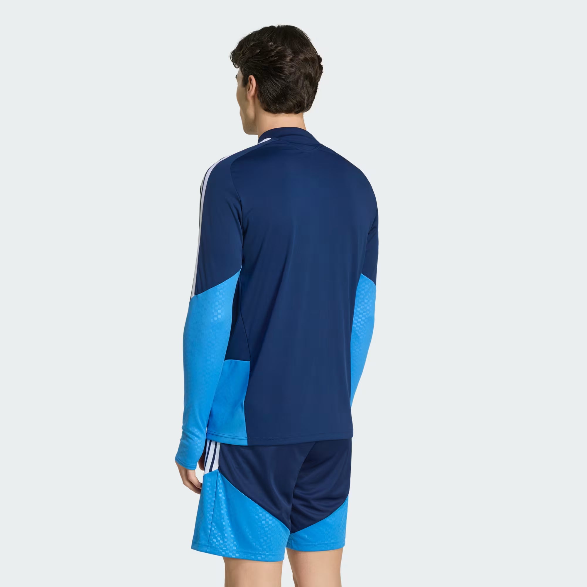 Blusa de Treino Adidas Cruzeiro 26/27, Camisa Futebol, Adidas, JAQUETA DE MODELAGEM JUSTA COM TECIDO FORMOTION Entre em campo de futebol com confiança com a Camiseta Treino Competition Cruzeiro 26. Projetada para entusiastas do futebol que valorizam o desempenho e o estilo, esta Camiseta Treino Competition Cruzeiro 26 faz parte da linha TIRO26 Competition, que reflete a herança do futebol da adidas com um toque moderno. Fabricada com materiais de alta qualidade, o conforto está no centro da peça, quer você 