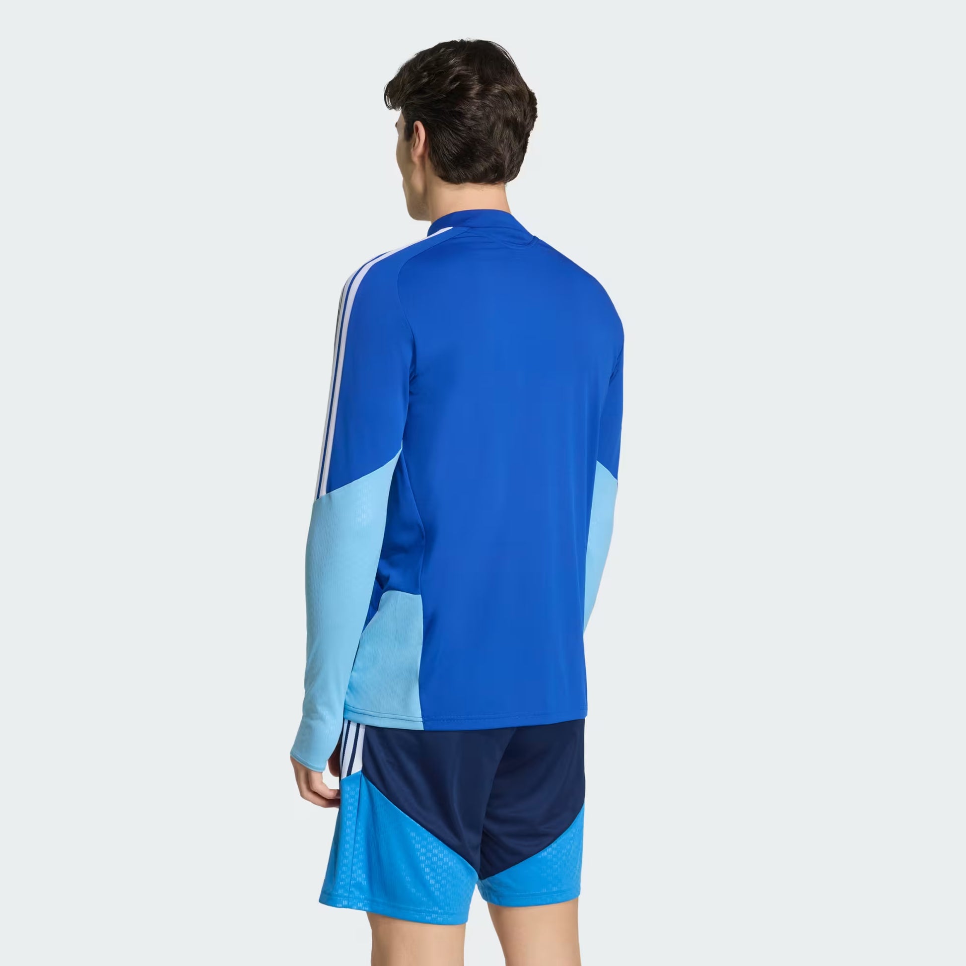 Blusa de Treino Adidas Cruzeiro 26/27, Camisa Futebol, Adidas, JAQUETA DE MODELAGEM JUSTA COM TECIDO FORMOTION Entre em campo de futebol com confiança com a Camiseta Treino Competition Cruzeiro 26. Projetada para entusiastas do futebol que valorizam o desempenho e o estilo, esta Camiseta Treino Competition Cruzeiro 26 faz parte da linha TIRO26 Competition, que reflete a herança do futebol da adidas com um toque moderno. Fabricada com materiais de alta qualidade, o conforto está no centro da peça, quer você 