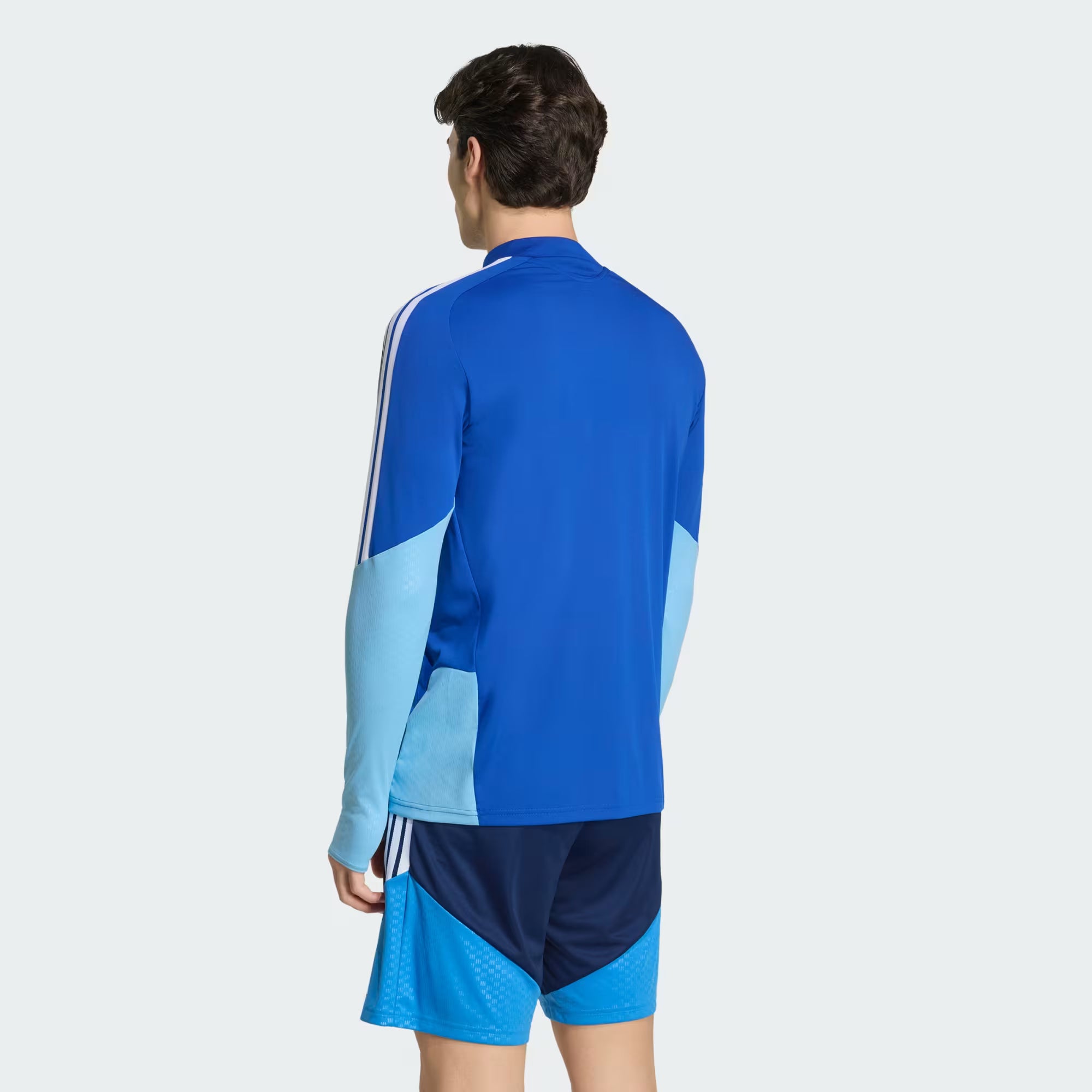 Blusa de Treino Adidas Cruzeiro 26/27, Camisa Futebol, Adidas, JAQUETA DE MODELAGEM JUSTA COM TECIDO FORMOTION Entre em campo de futebol com confiança com a Camiseta Treino Competition Cruzeiro 26. Projetada para entusiastas do futebol que valorizam o desempenho e o estilo, esta Camiseta Treino Competition Cruzeiro 26 faz parte da linha TIRO26 Competition, que reflete a herança do futebol da adidas com um toque moderno. Fabricada com materiais de alta qualidade, o conforto está no centro da peça, quer você 