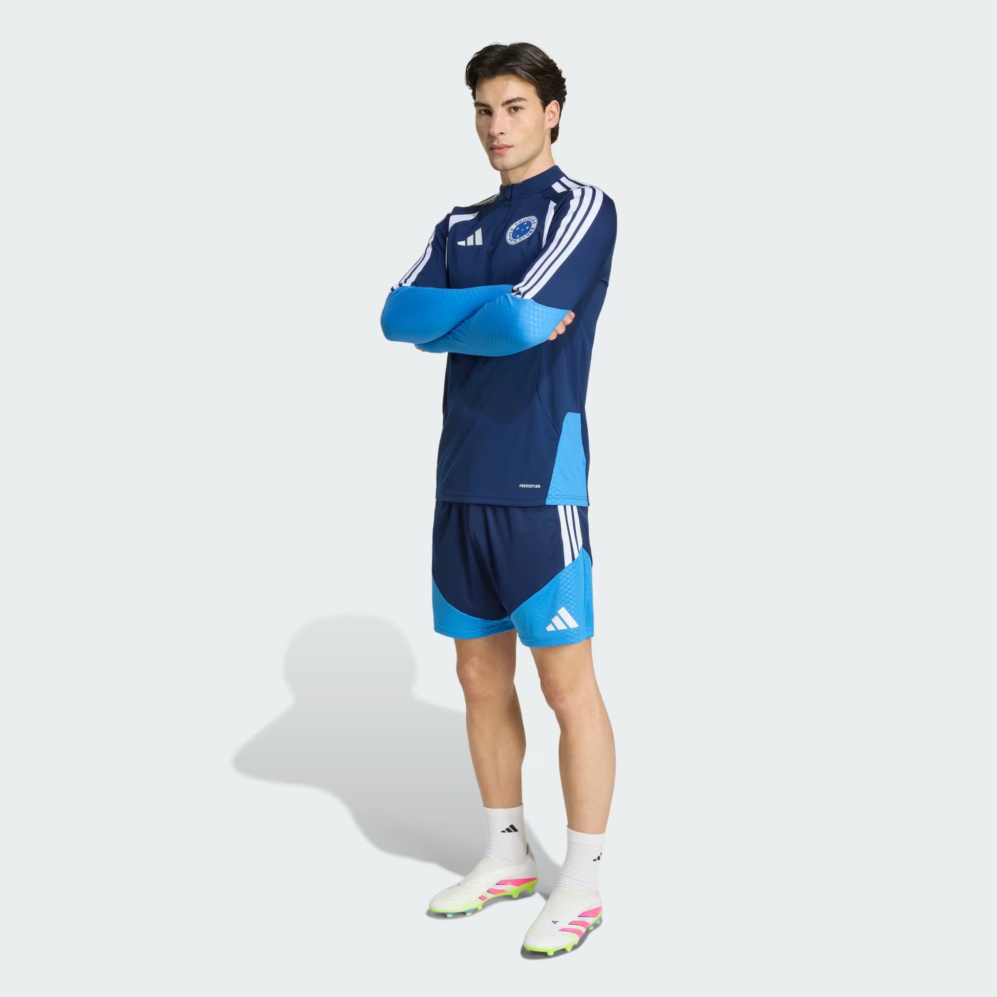 Blusa de Treino Adidas Cruzeiro 26/27, Camisa Futebol, Adidas, JAQUETA DE MODELAGEM JUSTA COM TECIDO FORMOTION Entre em campo de futebol com confiança com a Camiseta Treino Competition Cruzeiro 26. Projetada para entusiastas do futebol que valorizam o desempenho e o estilo, esta Camiseta Treino Competition Cruzeiro 26 faz parte da linha TIRO26 Competition, que reflete a herança do futebol da adidas com um toque moderno. Fabricada com materiais de alta qualidade, o conforto está no centro da peça, quer você 
