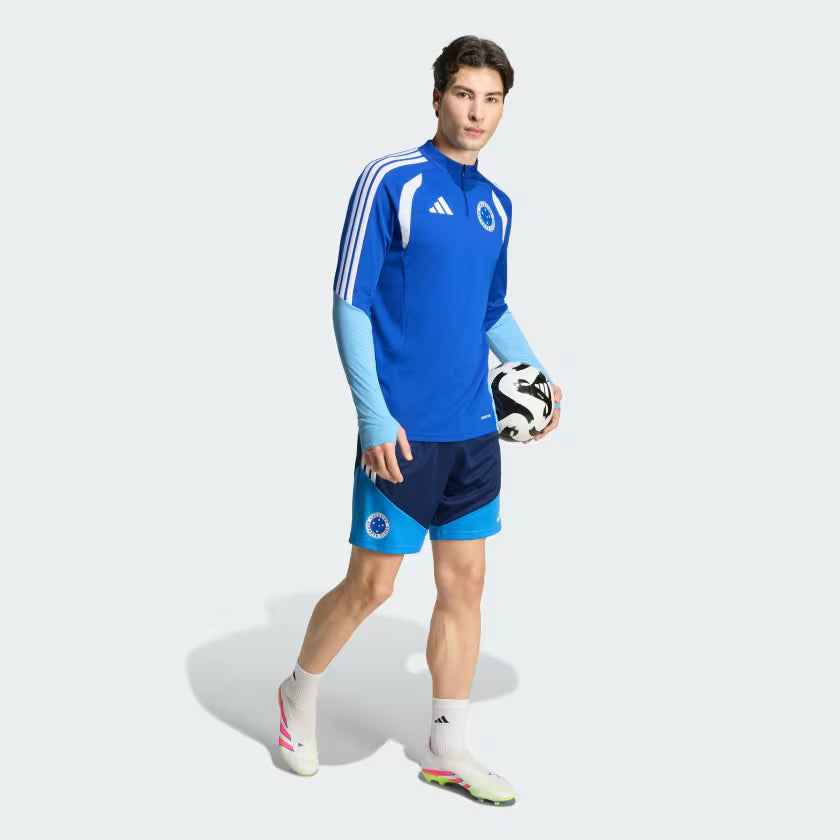 Blusa de Treino Adidas Cruzeiro 26/27, Camisa Futebol, Adidas, JAQUETA DE MODELAGEM JUSTA COM TECIDO FORMOTION Entre em campo de futebol com confiança com a Camiseta Treino Competition Cruzeiro 26. Projetada para entusiastas do futebol que valorizam o desempenho e o estilo, esta Camiseta Treino Competition Cruzeiro 26 faz parte da linha TIRO26 Competition, que reflete a herança do futebol da adidas com um toque moderno. Fabricada com materiais de alta qualidade, o conforto está no centro da peça, quer você 