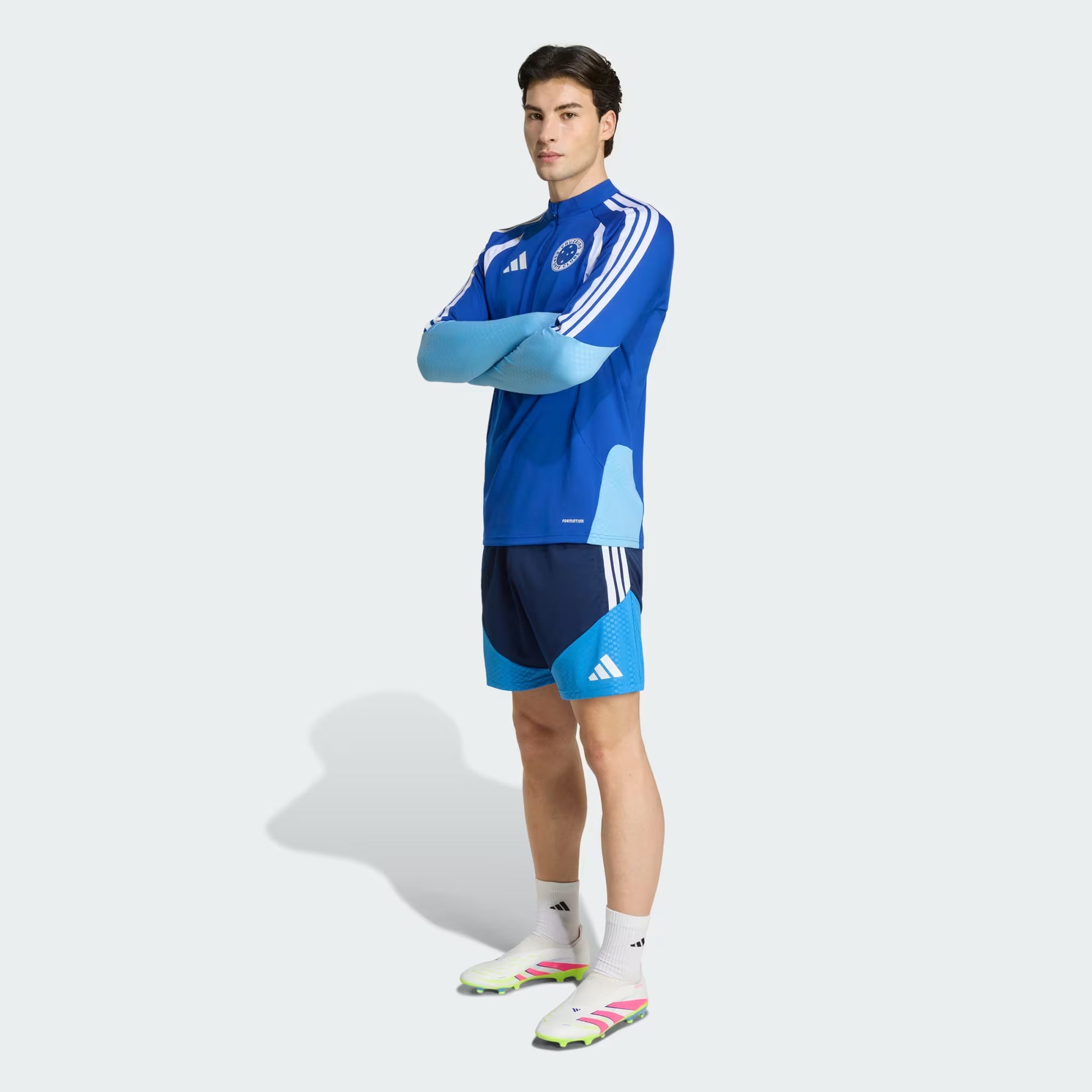 Blusa de Treino Adidas Cruzeiro 26/27, Camisa Futebol, Adidas, JAQUETA DE MODELAGEM JUSTA COM TECIDO FORMOTION Entre em campo de futebol com confiança com a Camiseta Treino Competition Cruzeiro 26. Projetada para entusiastas do futebol que valorizam o desempenho e o estilo, esta Camiseta Treino Competition Cruzeiro 26 faz parte da linha TIRO26 Competition, que reflete a herança do futebol da adidas com um toque moderno. Fabricada com materiais de alta qualidade, o conforto está no centro da peça, quer você 