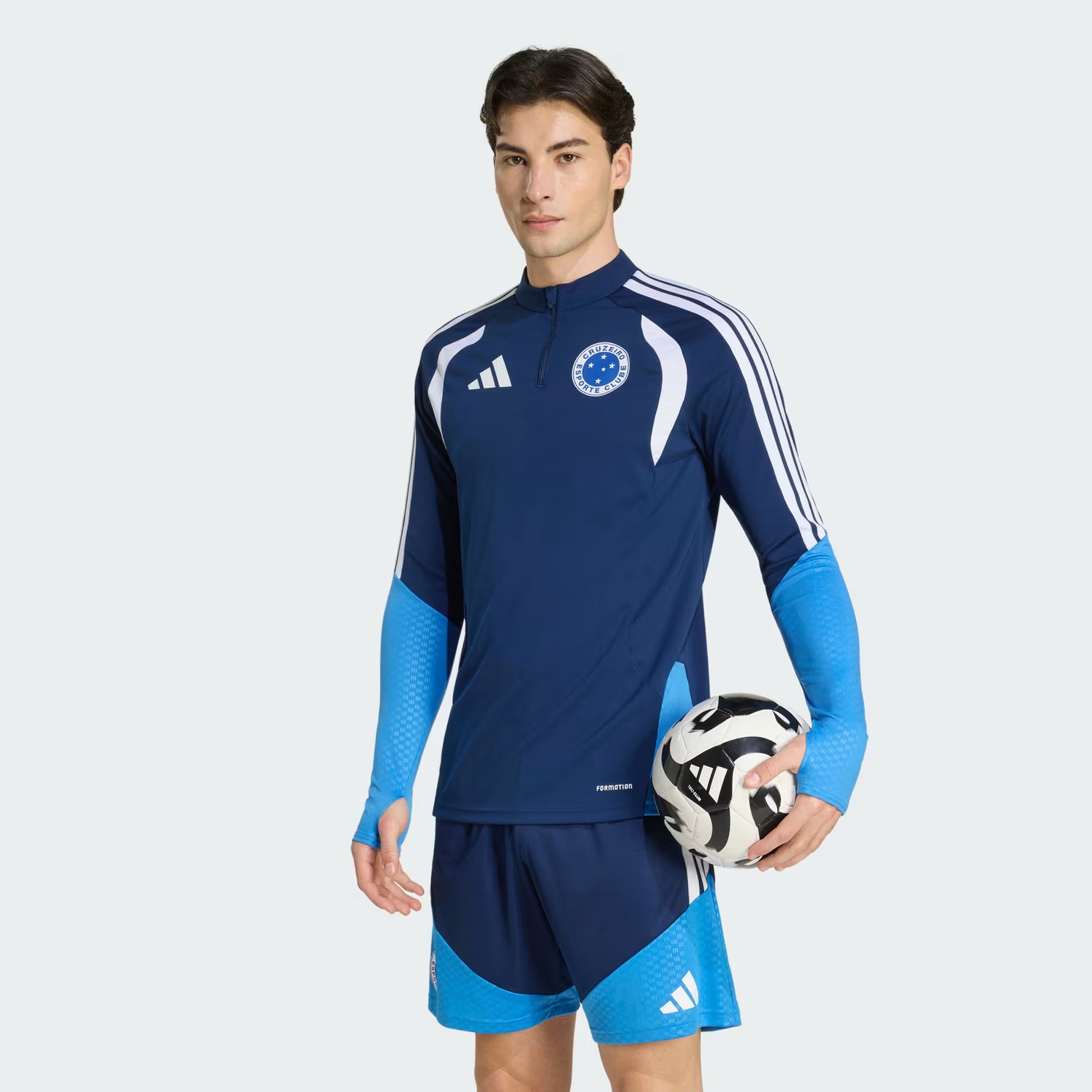 Blusa de Treino Adidas Cruzeiro 26/27, Camisa Futebol, Adidas, JAQUETA DE MODELAGEM JUSTA COM TECIDO FORMOTION Entre em campo de futebol com confiança com a Camiseta Treino Competition Cruzeiro 26. Projetada para entusiastas do futebol que valorizam o desempenho e o estilo, esta Camiseta Treino Competition Cruzeiro 26 faz parte da linha TIRO26 Competition, que reflete a herança do futebol da adidas com um toque moderno. Fabricada com materiais de alta qualidade, o conforto está no centro da peça, quer você 