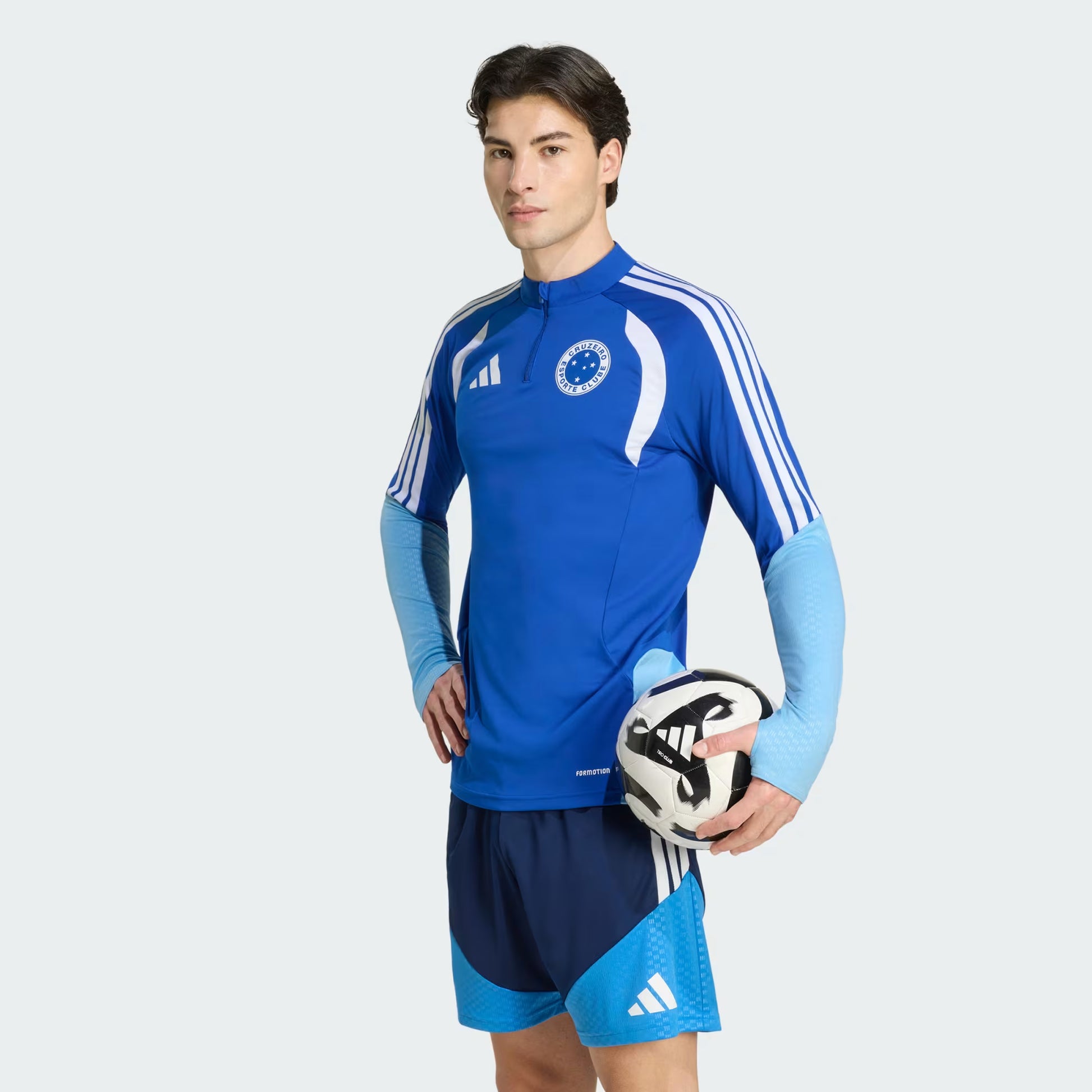 Blusa de Treino Adidas Cruzeiro 26/27, Camisa Futebol, Adidas, JAQUETA DE MODELAGEM JUSTA COM TECIDO FORMOTION Entre em campo de futebol com confiança com a Camiseta Treino Competition Cruzeiro 26. Projetada para entusiastas do futebol que valorizam o desempenho e o estilo, esta Camiseta Treino Competition Cruzeiro 26 faz parte da linha TIRO26 Competition, que reflete a herança do futebol da adidas com um toque moderno. Fabricada com materiais de alta qualidade, o conforto está no centro da peça, quer você 