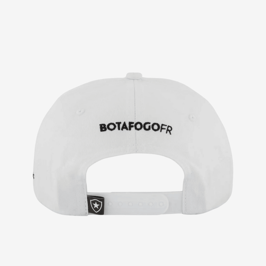 Boné Botafogo Essential Branco, , PIQUE DE JOGADOR, O Boné Botafogo Classic Branco - OFICIAL LICENCIADO é a opção perfeita para os torcedores que prezam por conforto e um visual discreto. No estilo dad hat, o modelo é confeccionado em sarja tinturada 100% algodão, garantindo leveza e ajuste macio à cabeça. O escudo bordado na parte frontal e o bordado lateral agregam um toque especial ao design. A aba curva reforça o estilo casual, enquanto a fivela personalizada no regulador proporciona um encaixe confortá