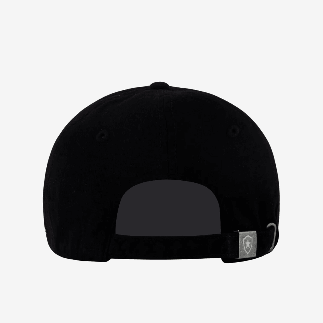 Boné Botafogo Essential Preto, , PIQUE DE JOGADOR, O Boné Botafogo Essential Preto - OFICIAL LICENCIADO é a escolha ideal para os torcedores apaixonados pelo Glorioso que prezam por um visual clássico e sofisticado. Produzido em 100% algodão, o modelo oferece conforto e durabilidade. Seu design minimalista conta com aba curva e escudo bordado em destaque, reforçando a tradição do clube. Além disso, o fechamento com fivela de metal proporciona um ajuste preciso e confortável para qualquer ocasião. Informaçõe