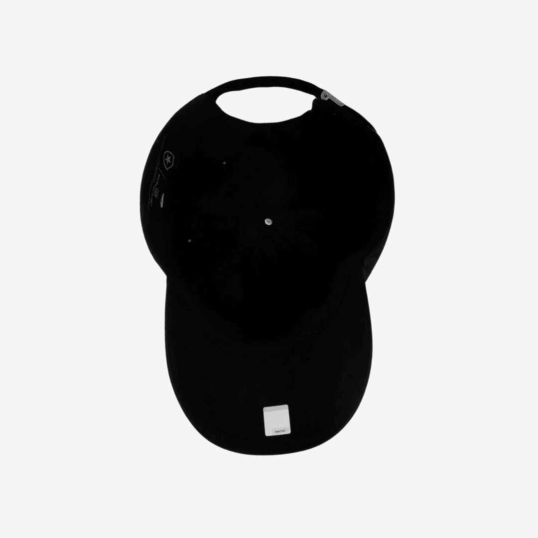 Boné Botafogo Essential Preto, , PIQUE DE JOGADOR, O Boné Botafogo Essential Preto - OFICIAL LICENCIADO é a escolha ideal para os torcedores apaixonados pelo Glorioso que prezam por um visual clássico e sofisticado. Produzido em 100% algodão, o modelo oferece conforto e durabilidade. Seu design minimalista conta com aba curva e escudo bordado em destaque, reforçando a tradição do clube. Além disso, o fechamento com fivela de metal proporciona um ajuste preciso e confortável para qualquer ocasião. Informaçõe