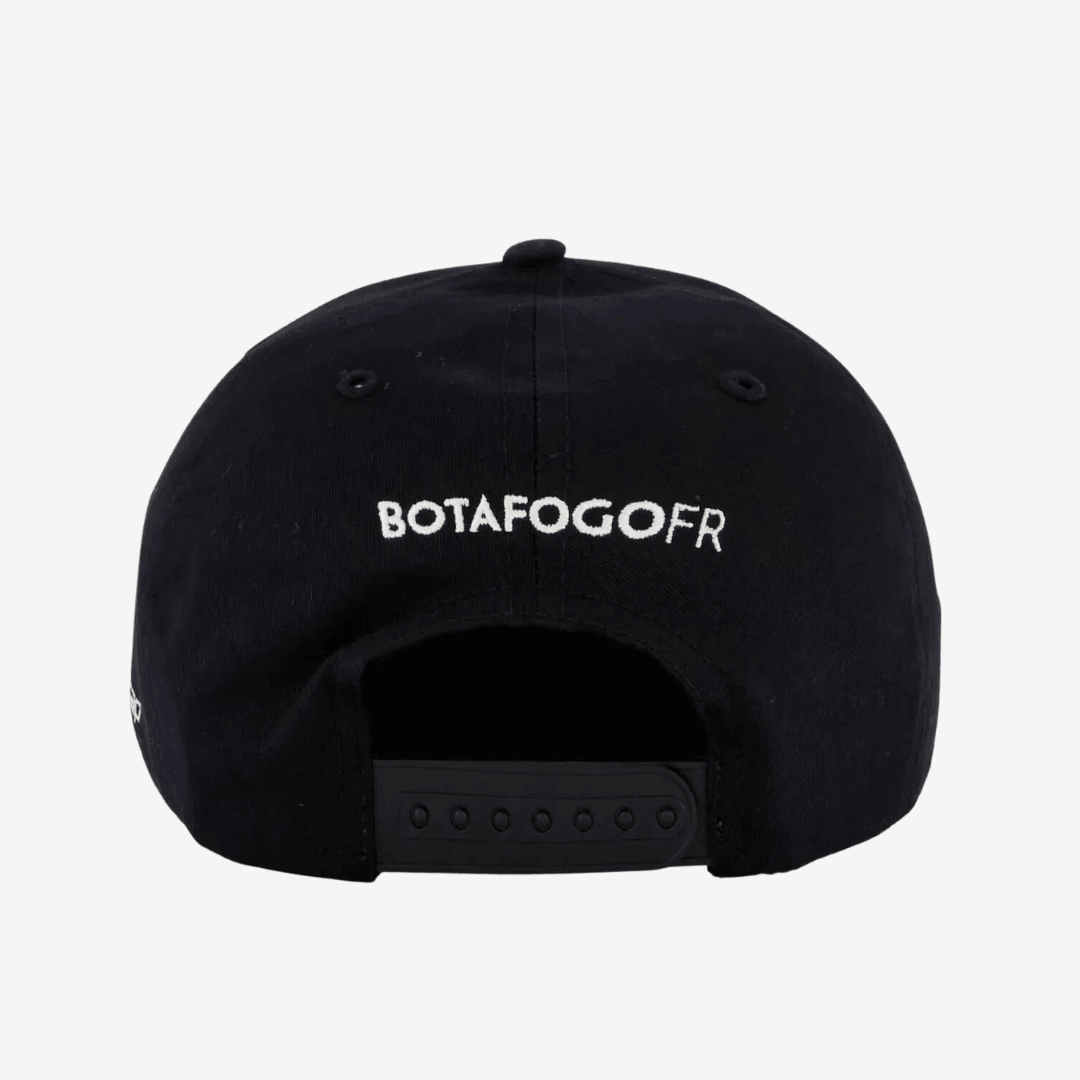 Boné Botafogo Shield Black, , Arquibancada Esportes, O Boné Botafogo Shield Black - OFICIAL LICENCIADO é a escolha ideal para os torcedores apaixonados pelo Glorioso que buscam um acessório moderno e sofisticado. Produzido em 100% algodão, o modelo estruturado oferece conforto e durabilidade. Seu design minimalista conta com aba curva e um escudo em alto-relevo na parte frontal, trazendo um toque especial e elegante. Além disso, o fechamento com pinos plásticos permite um ajuste preciso para qualquer ocasiã