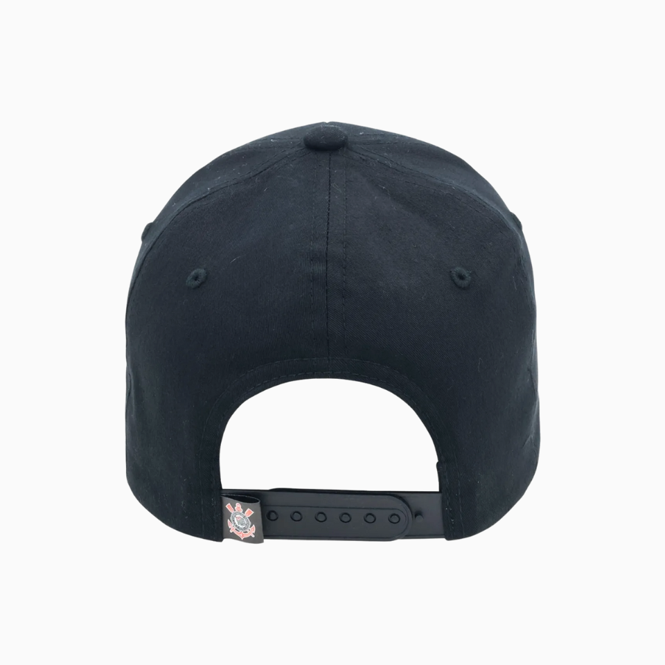 Boné Corinthians Escudos Historicos, , PIQUE DE JOGADOR, Boné Corinthians Escudos Históricos - Preto Um item que carrega a alma do Corinthians na cabeça e na história. O Boné Escudos Históricos homenageia os principais símbolos que marcaram gerações no clube, estampando com orgulho os escudos clássicos que fizeram do Timão uma lenda. Com visual marcante, tecido resistente e acabamento premium, ele é a escolha ideal para o torcedor que vive o Corinthians além das quatro linhas. Destaques do Produto Produto O
