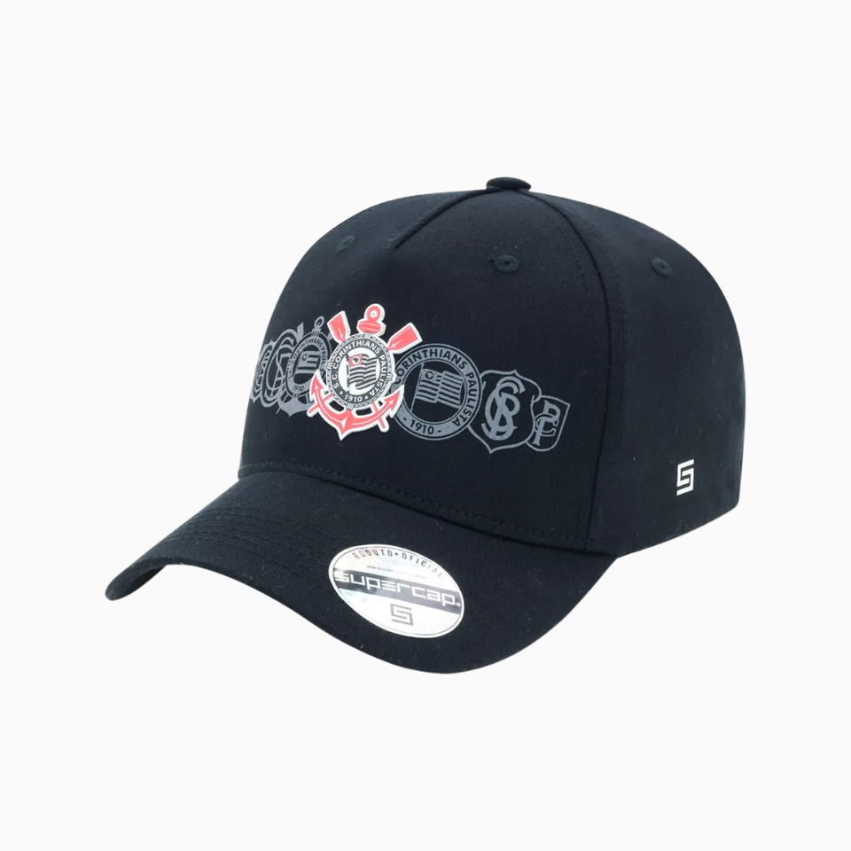 Boné Corinthians Escudos Historicos, , PIQUE DE JOGADOR, Boné Corinthians Escudos Históricos - Preto Um item que carrega a alma do Corinthians na cabeça e na história. O Boné Escudos Históricos homenageia os principais símbolos que marcaram gerações no clube, estampando com orgulho os escudos clássicos que fizeram do Timão uma lenda. Com visual marcante, tecido resistente e acabamento premium, ele é a escolha ideal para o torcedor que vive o Corinthians além das quatro linhas. Destaques do Produto Produto O