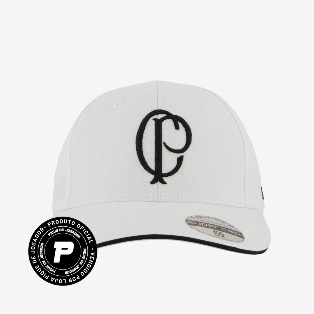 Boné Corinthians Prestige - Branco, , PIQUE DE JOGADOR, O clássico nunca sai de moda e com o Boné Corinthians Prestige Relevo Branco, o torcedor carrega o peso da história com estilo. Com o logo “CP” bordado em alto relevo e acabamento limpo, essa versão em branco traz um visual sofisticado, perfeito para quem representa o Corinthians com autenticidade e personalidade. Produzido em sarja 100% algodão, o modelo oferece conforto, leveza e durabilidade. O ajuste em fivela metálica personalizada finaliza o visu