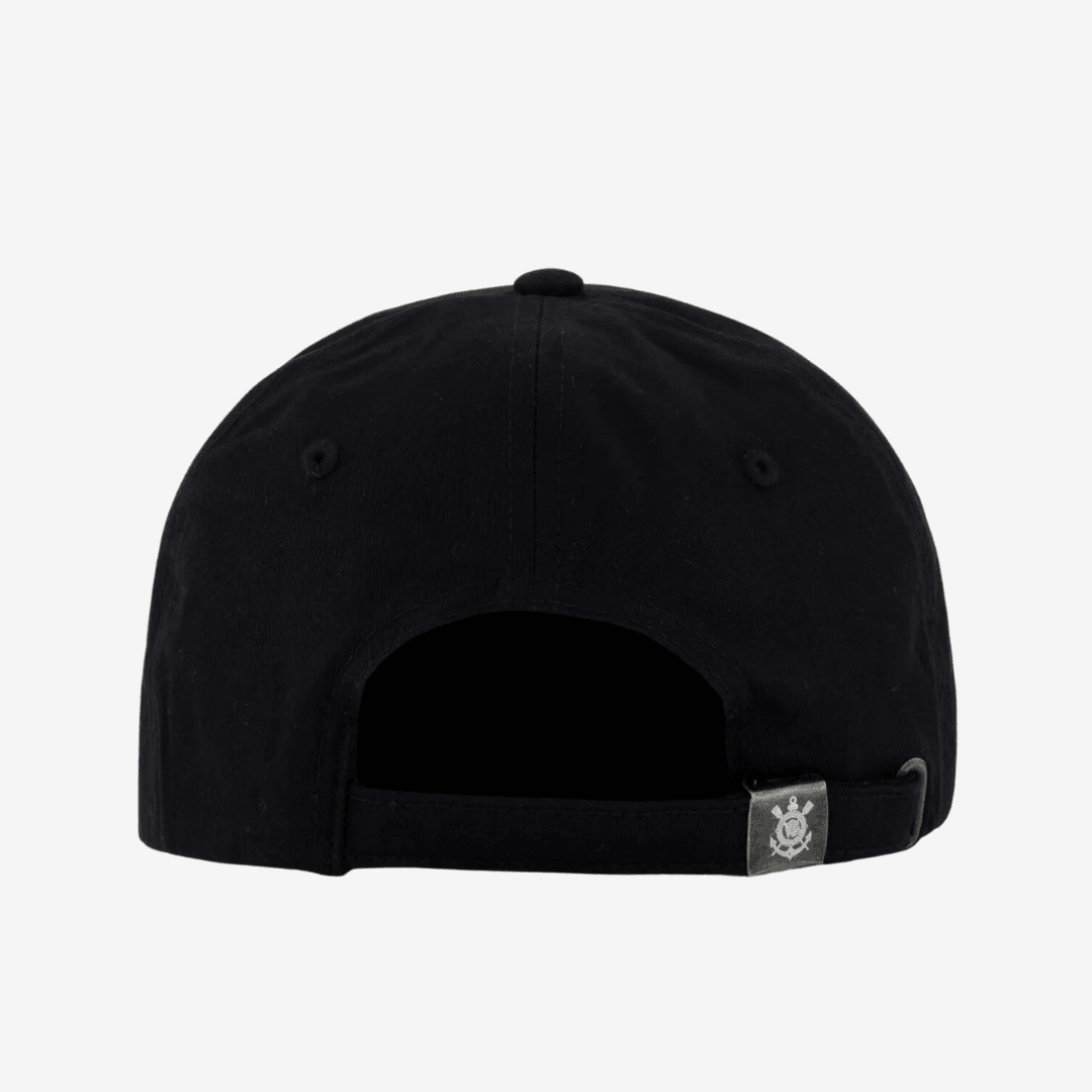 Boné Corinthians Prestige - Preto, , PIQUE DE JOGADOR, Mostre sua paixão pelo Timão com um visual de respeito! O Boné Corinthians Prestige Relevo Preto combina estilo e tradição com um toque moderno. O destaque vai para o logo “CP” bordado em alto relevo na parte frontal, trazendo um visual limpo, autêntico e cheio de identidade. Confeccionado em sarja 100% algodão, esse modelo é sinônimo de conforto e durabilidade. A aba curva com detalhe branco e o ajuste em fivela de metal personalizada garantem um encai