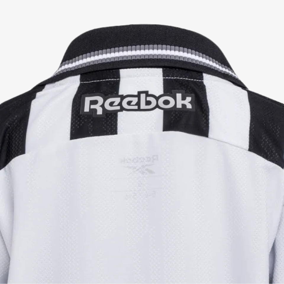 CONJUNTO INFANTIL Reebok Botafogo 2025/26 I Feminino, Camisas de Futebol, PIQUE DE JOGADOR, O primeiro manto do Glorioso chega em versão infantil para a temporada 2025/26, trazendo toda a tradição alvinegra em um kit completo com camisa e short. A Reebok preserva as icônicas listras verticais em preto e branco, agora com detalhes modernos e acabamento refinado para os pequenos torcedores viverem sua paixão desde cedo. Mais que uniforme. É o início da história alvinegra. Especificações do Produto: Modelo inf