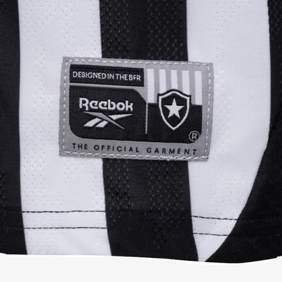 CONJUNTO INFANTIL Reebok Botafogo 2025/26 I Feminino, Camisas de Futebol, PIQUE DE JOGADOR, O primeiro manto do Glorioso chega em versão infantil para a temporada 2025/26, trazendo toda a tradição alvinegra em um kit completo com camisa e short. A Reebok preserva as icônicas listras verticais em preto e branco, agora com detalhes modernos e acabamento refinado para os pequenos torcedores viverem sua paixão desde cedo. Mais que uniforme. É o início da história alvinegra. Especificações do Produto: Modelo inf