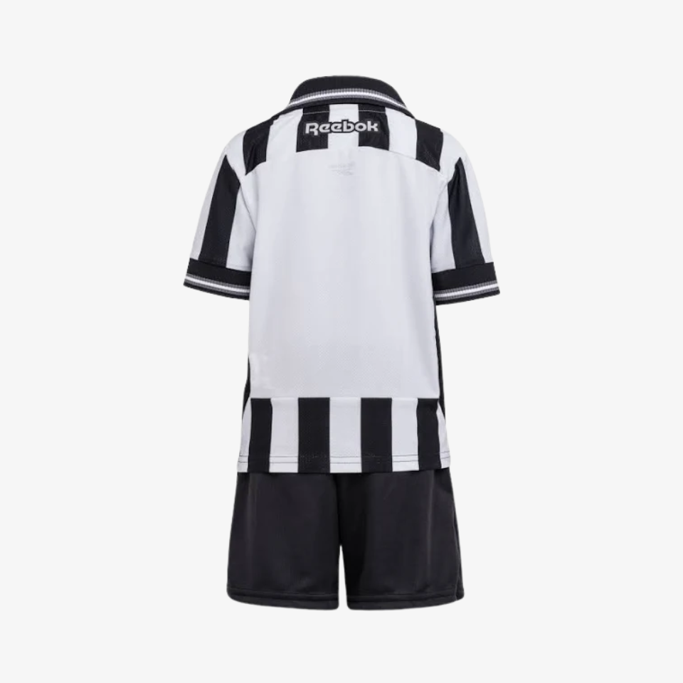 CONJUNTO INFANTIL Reebok Botafogo 2025/26 I Feminino, Camisas de Futebol, PIQUE DE JOGADOR, O primeiro manto do Glorioso chega em versão infantil para a temporada 2025/26, trazendo toda a tradição alvinegra em um kit completo com camisa e short. A Reebok preserva as icônicas listras verticais em preto e branco, agora com detalhes modernos e acabamento refinado para os pequenos torcedores viverem sua paixão desde cedo. Mais que uniforme. É o início da história alvinegra. Especificações do Produto: Modelo inf