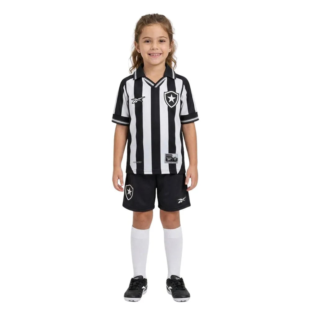 CONJUNTO INFANTIL Reebok Botafogo 2025/26 I Feminino, Camisas de Futebol, PIQUE DE JOGADOR, O primeiro manto do Glorioso chega em versão infantil para a temporada 2025/26, trazendo toda a tradição alvinegra em um kit completo com camisa e short. A Reebok preserva as icônicas listras verticais em preto e branco, agora com detalhes modernos e acabamento refinado para os pequenos torcedores viverem sua paixão desde cedo. Mais que uniforme. É o início da história alvinegra. Especificações do Produto: Modelo inf